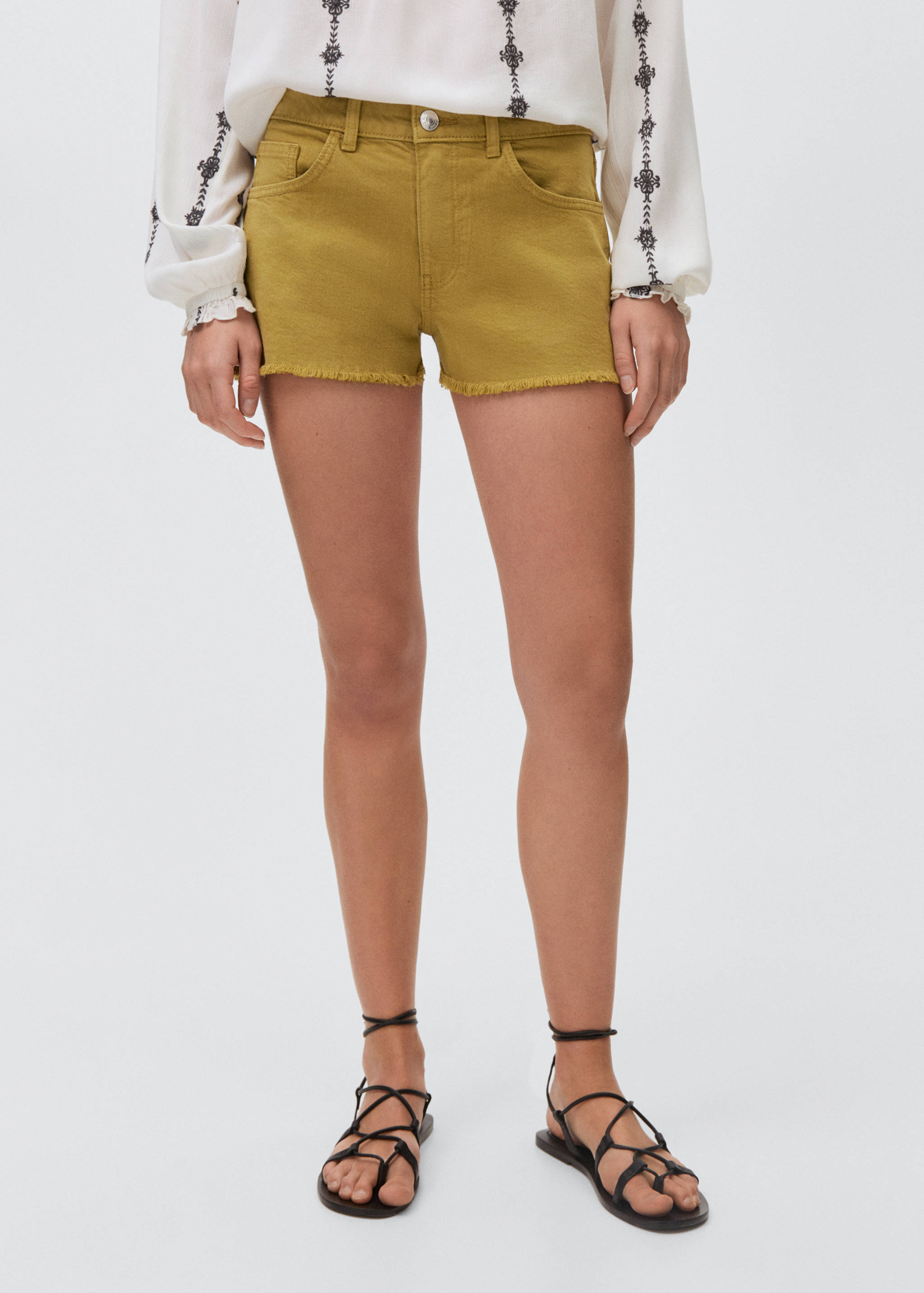 Shorts vaqueros bajo deshilachado - Plano medio