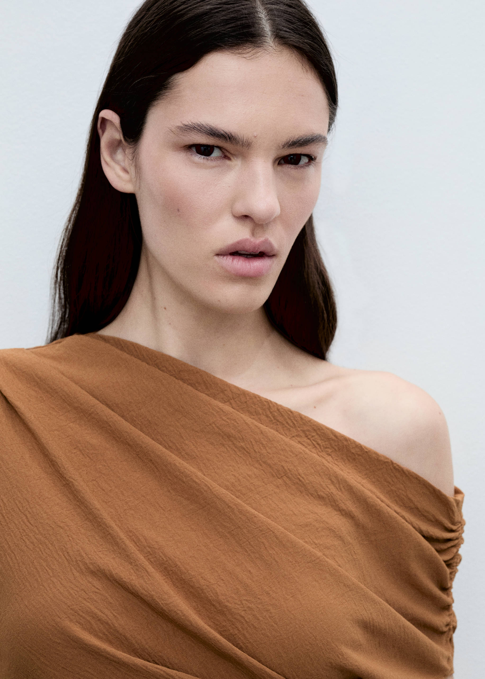 Asymmetric ruched top - Details of the article 1