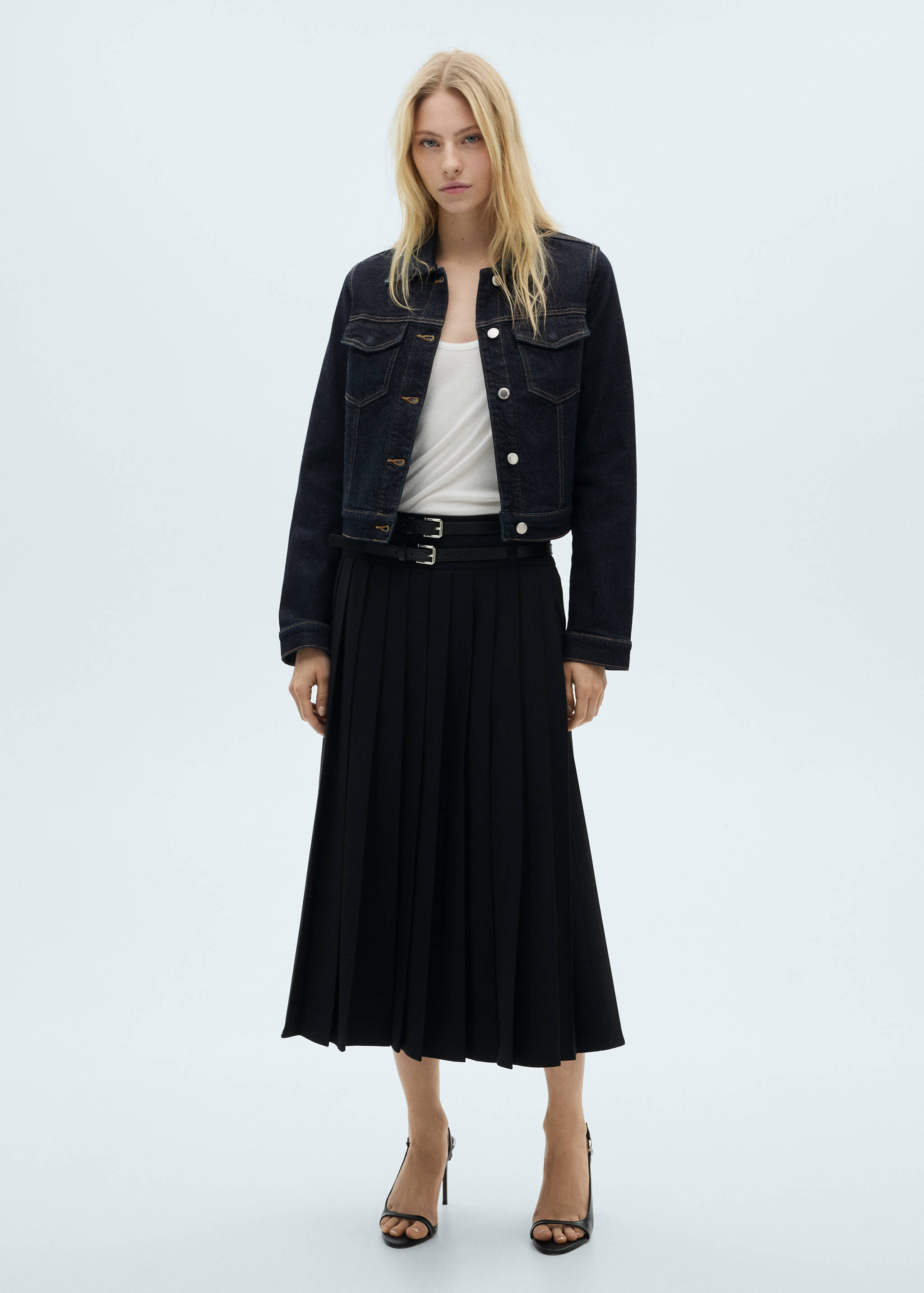 Casaco de ganga com bolsos - Plano geral