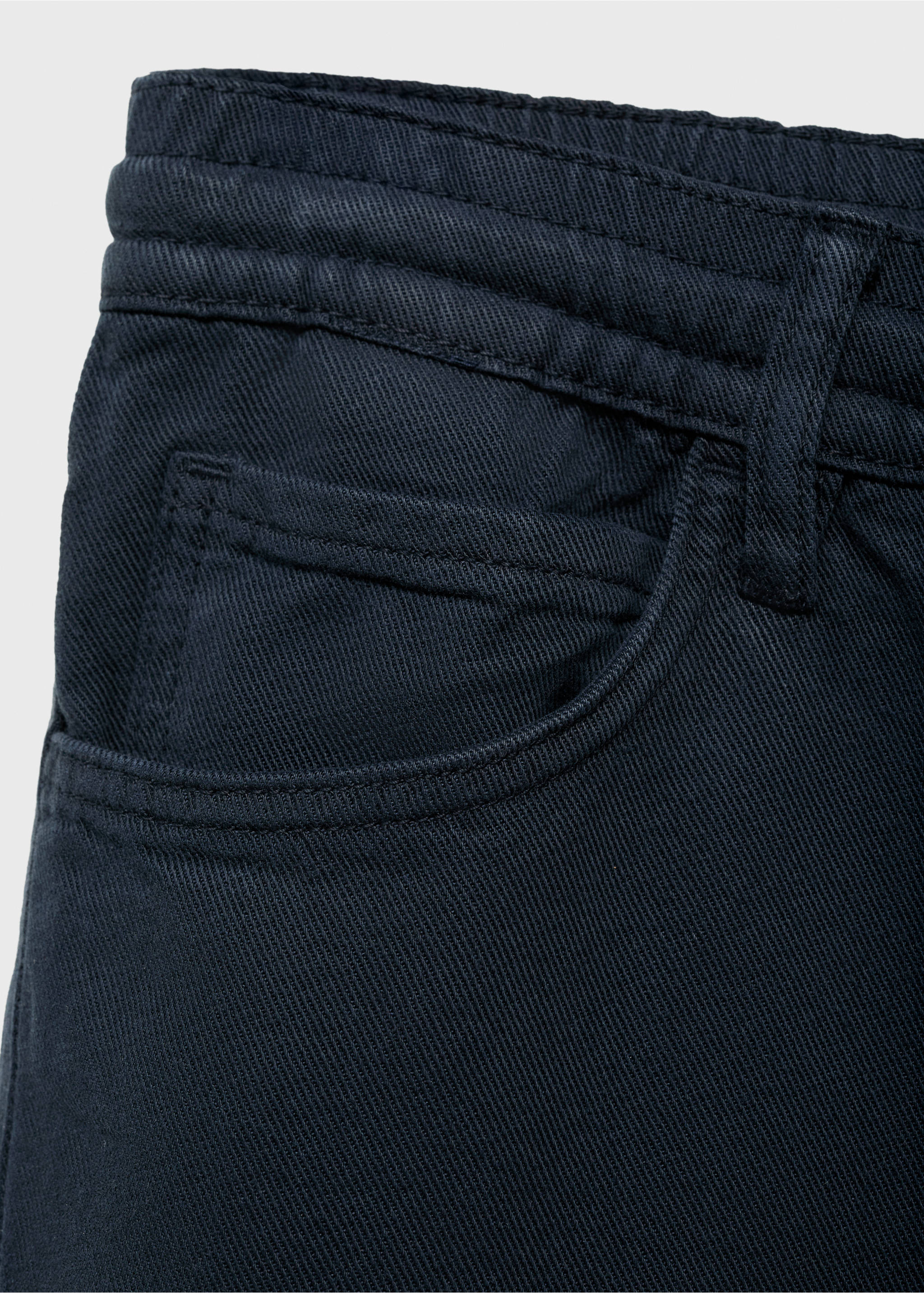Denim bermuda met aansnoerkoord - Detail van het artikel 8, Donkermarine. Ref: 87075930-00.
