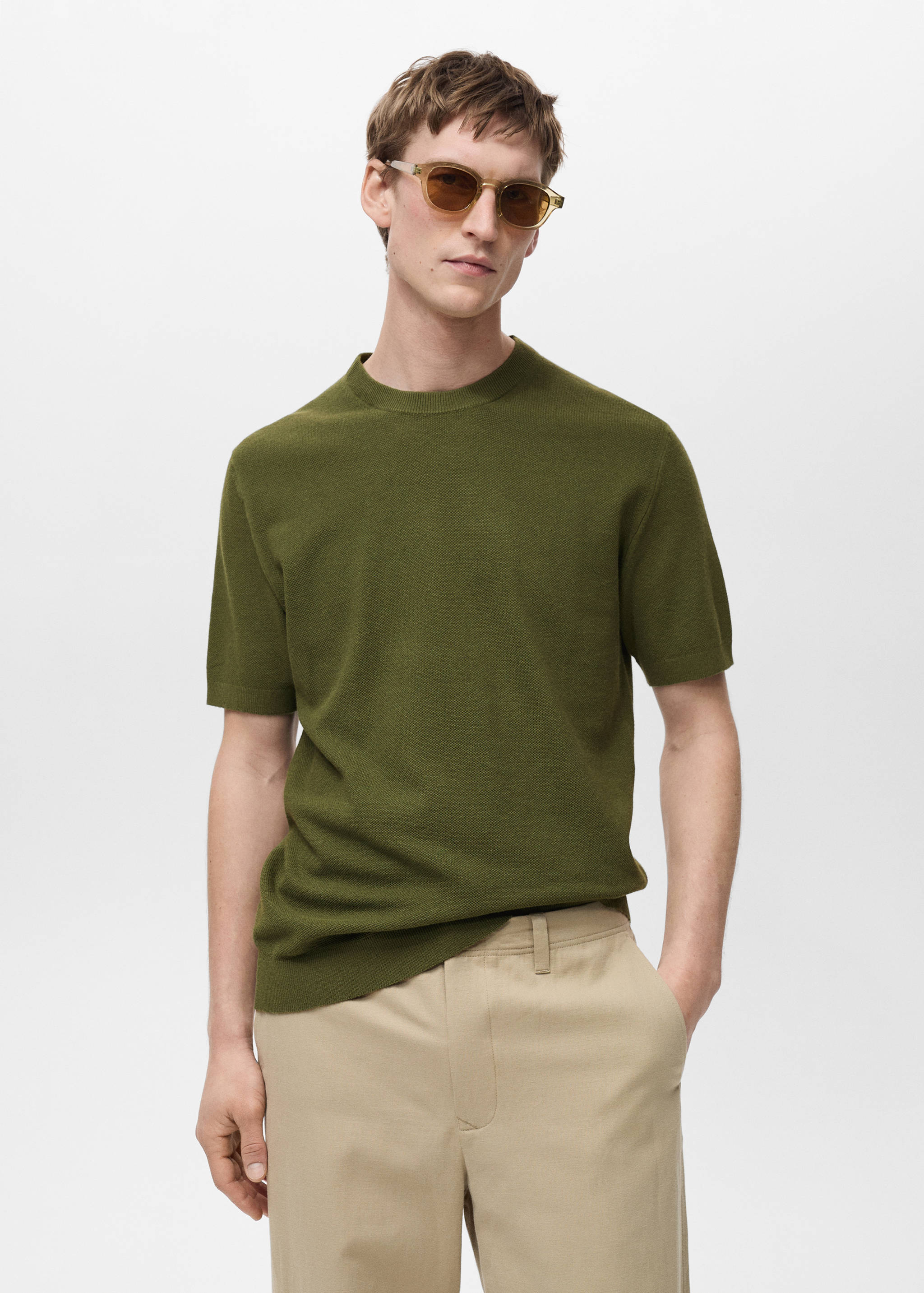 Хлопковая футболка из тонкого трикотажа - Средний план