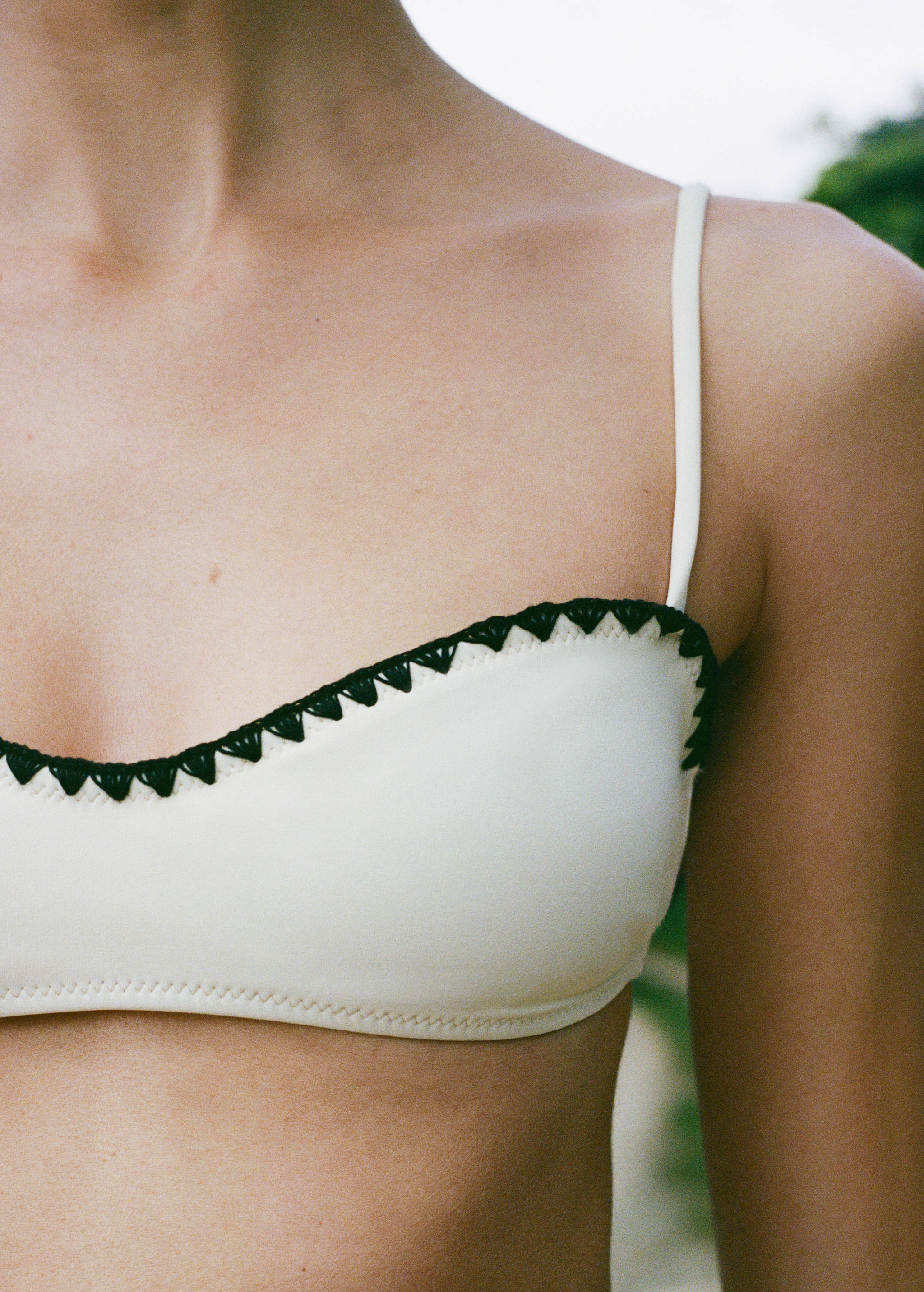 Bandeau bikini top with contrasting trims - Details of the article 3