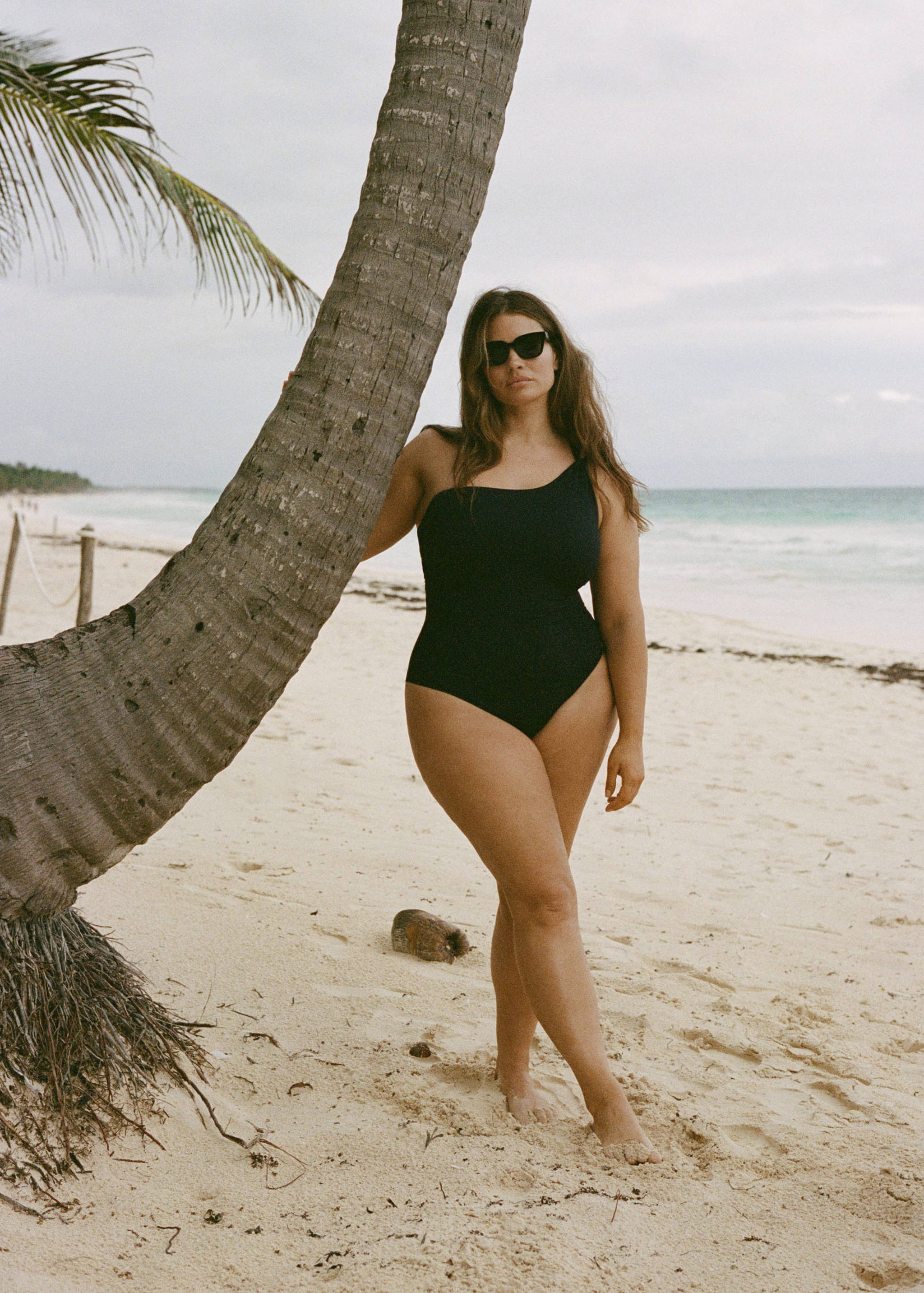 Asymmetrical swimsuit with gathered detail - Details of the article 3