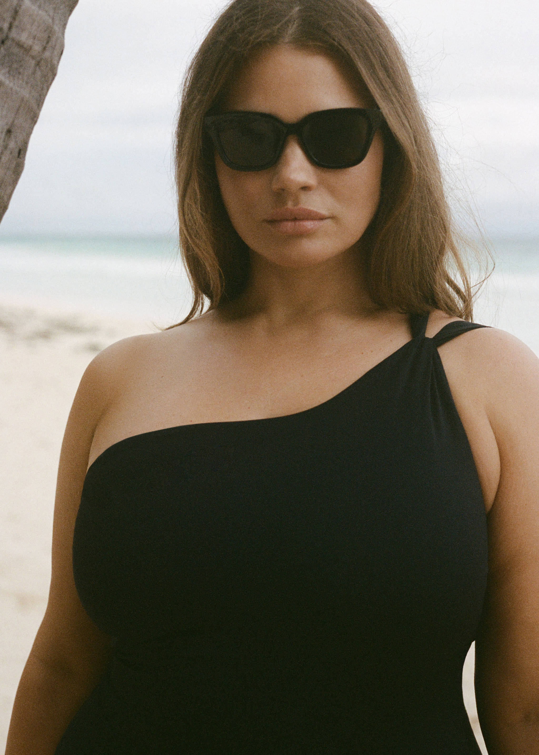 Asymmetrical swimsuit with gathered detail - Details of the article 5