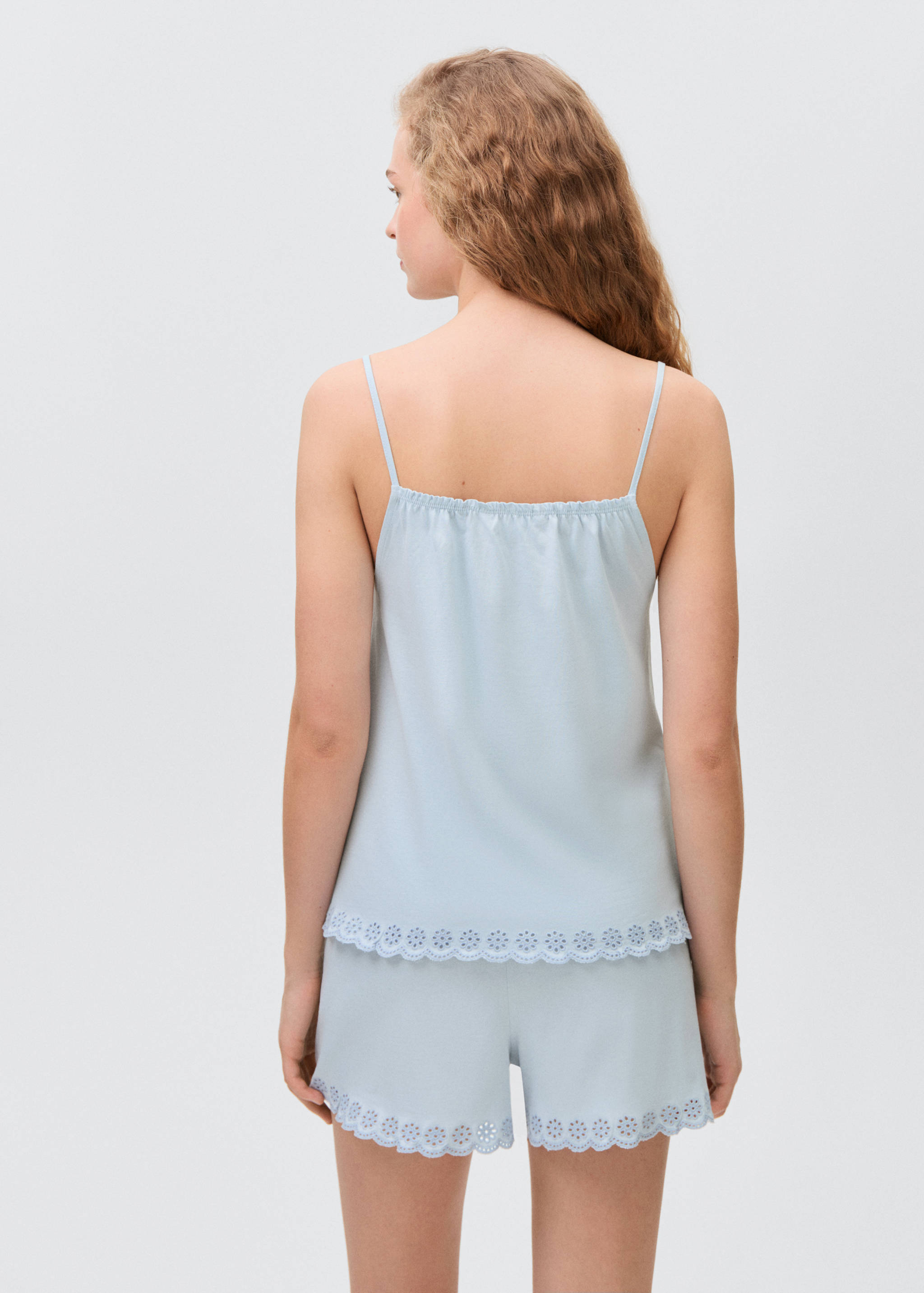 Пижама с вышивкой - Общий план