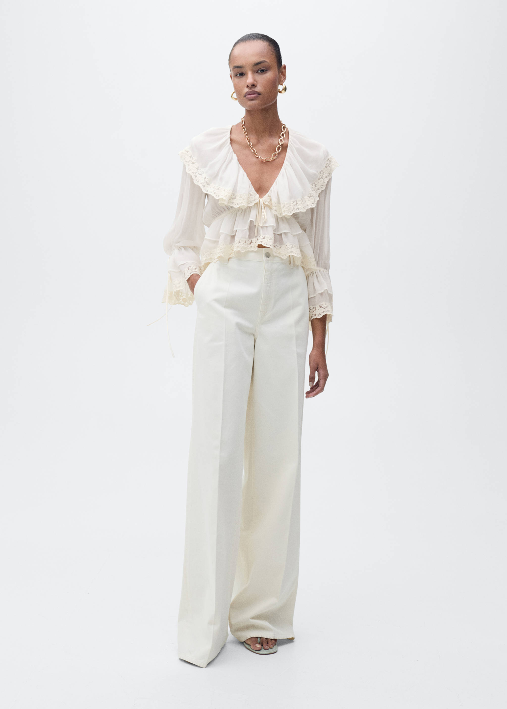 Blouse with ruffles and lace details - General plane