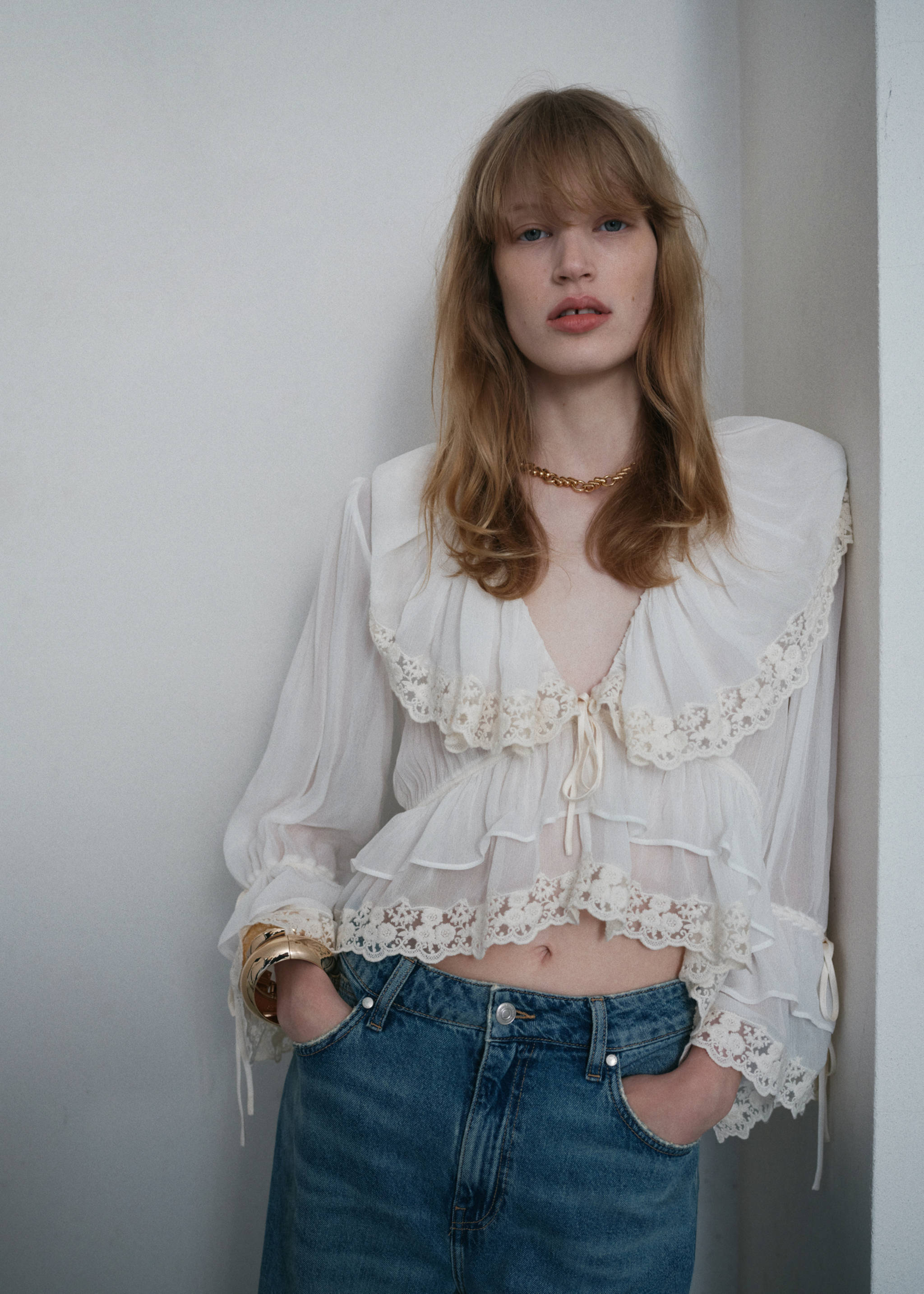 Blouse with ruffles and lace details - Details of the article 6
