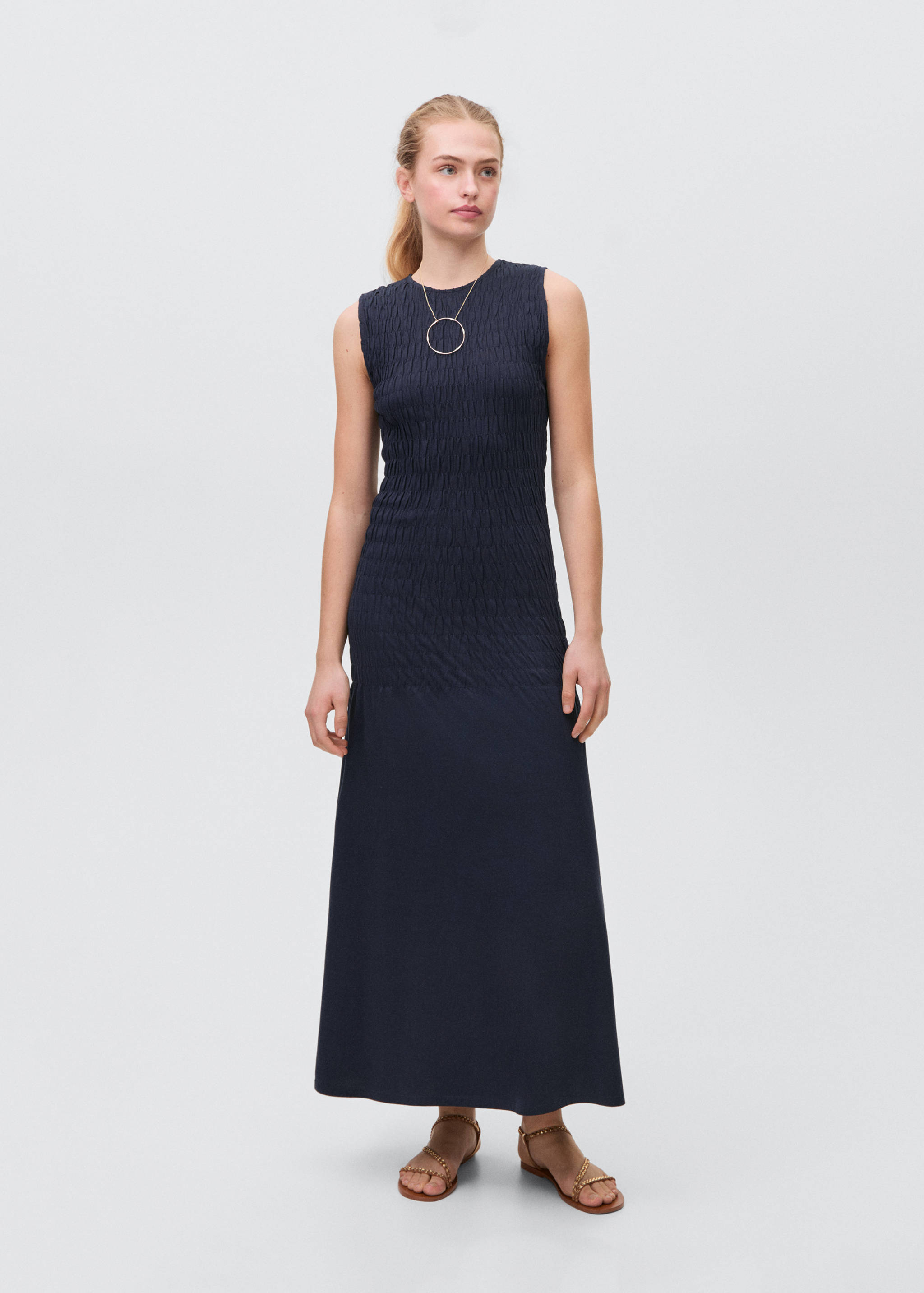 Vestido comprido com pormenor rufado - Plano geral