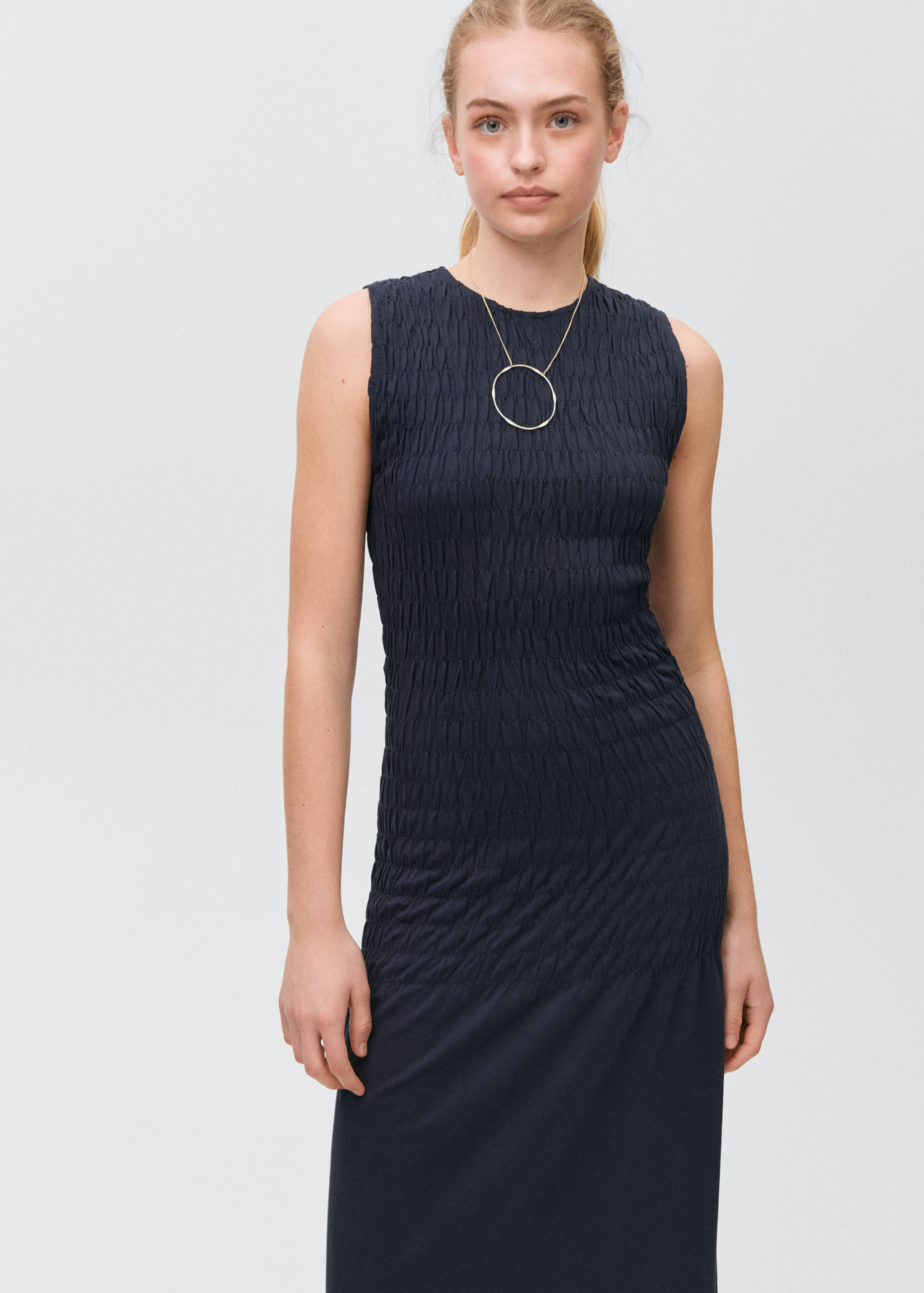 Vestido comprido com pormenor rufado - Plano médio