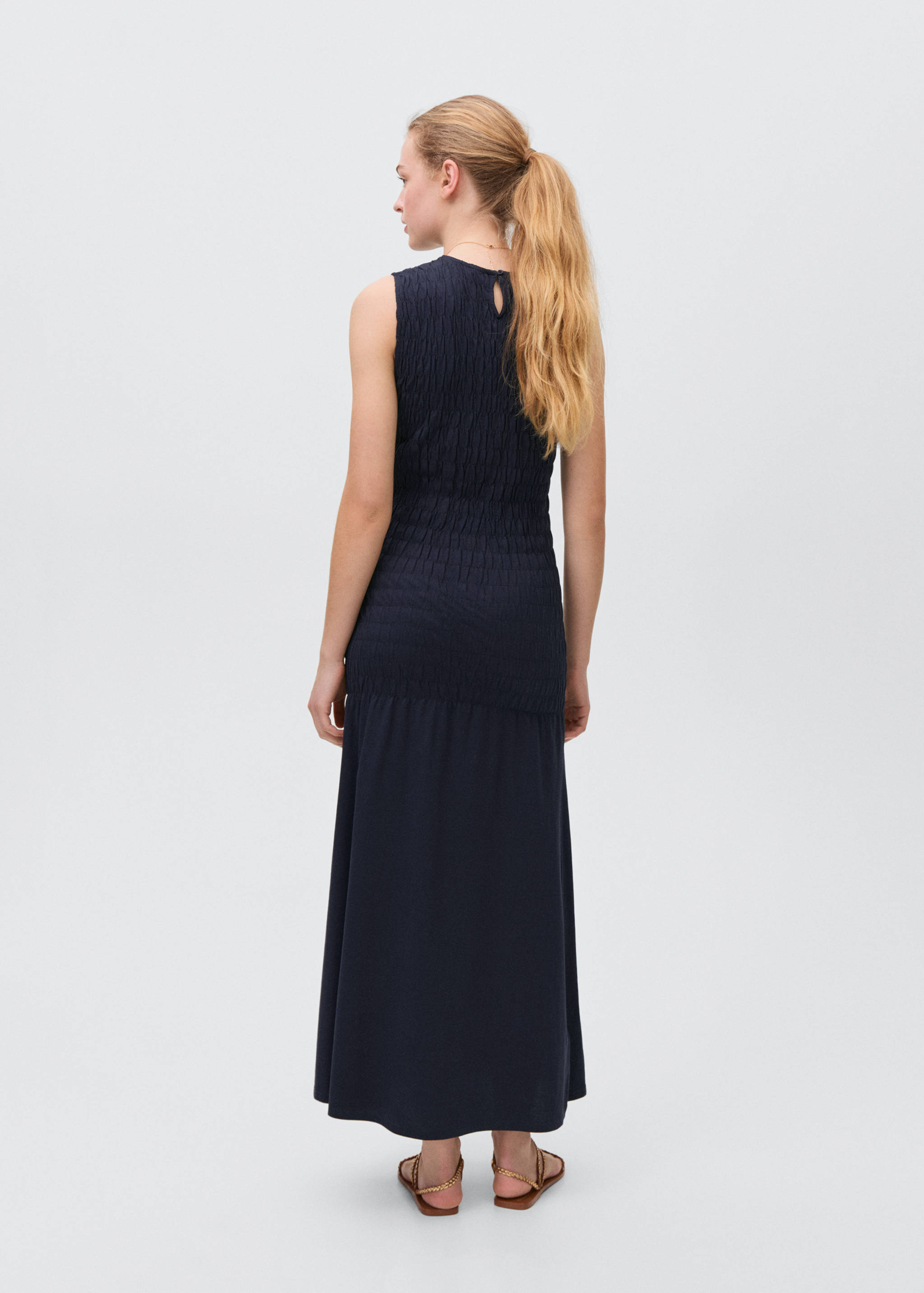 Vestido comprido com pormenor rufado - Verso do artigo