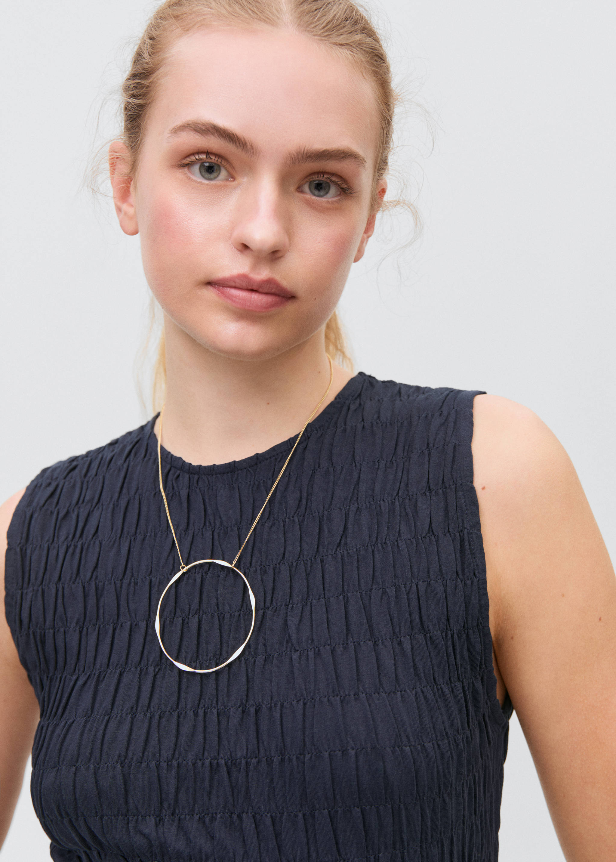 Vestido comprido com pormenor rufado - Pormenor do artigo 1