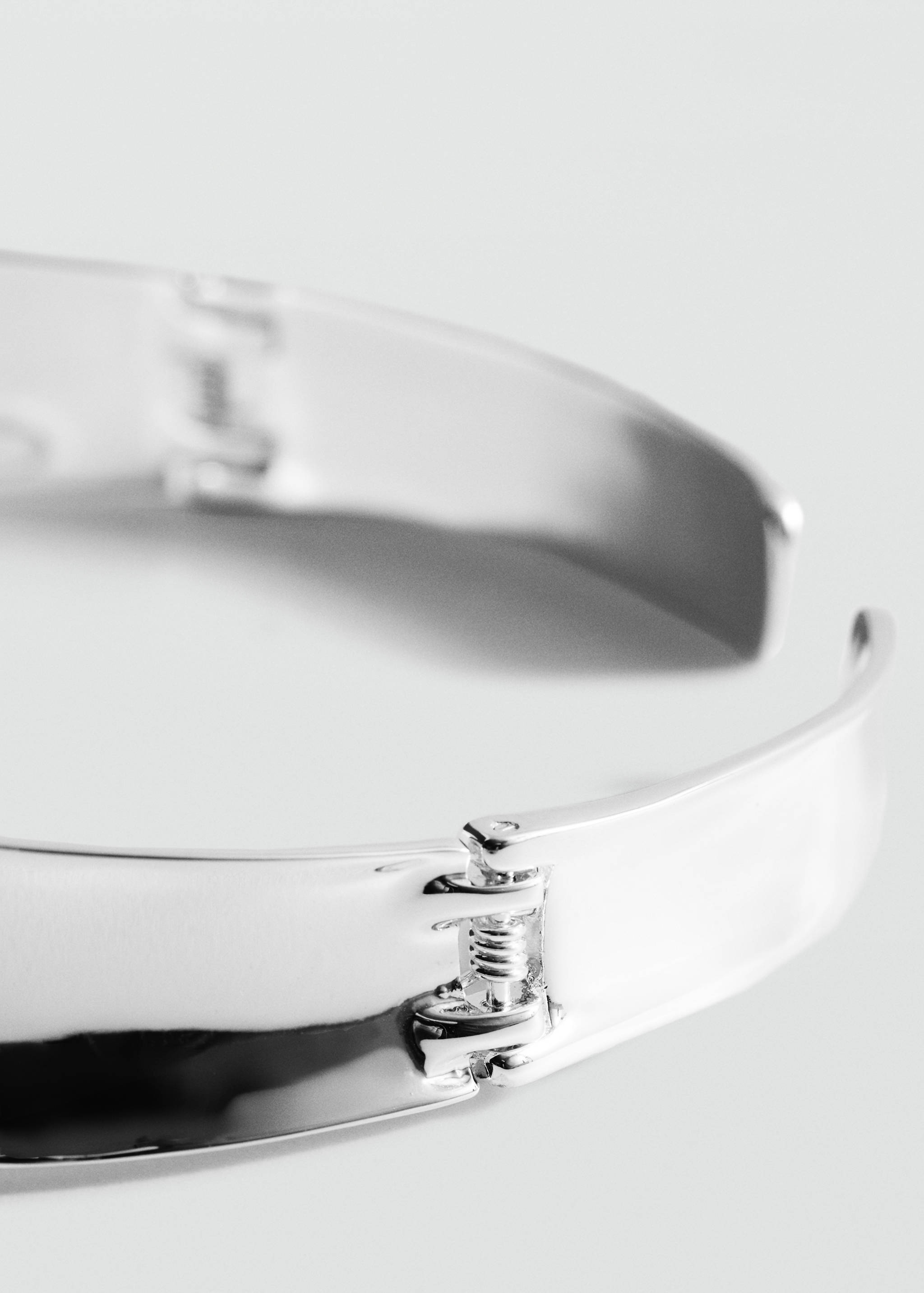 Σκληρό στριφτό κολιέ - Μεσαίο πλάνο