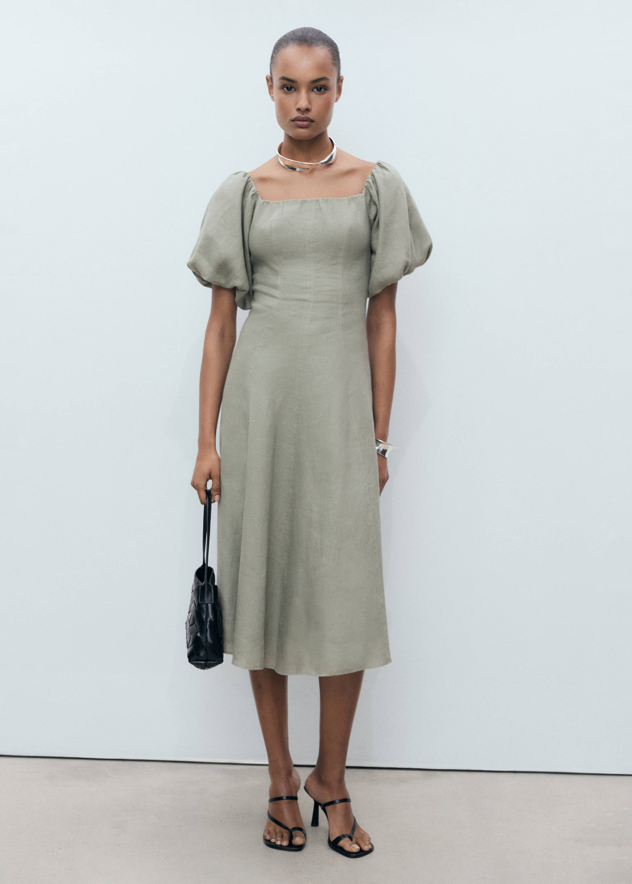 Vestido de linho com mangas abaloadas - Plano geral