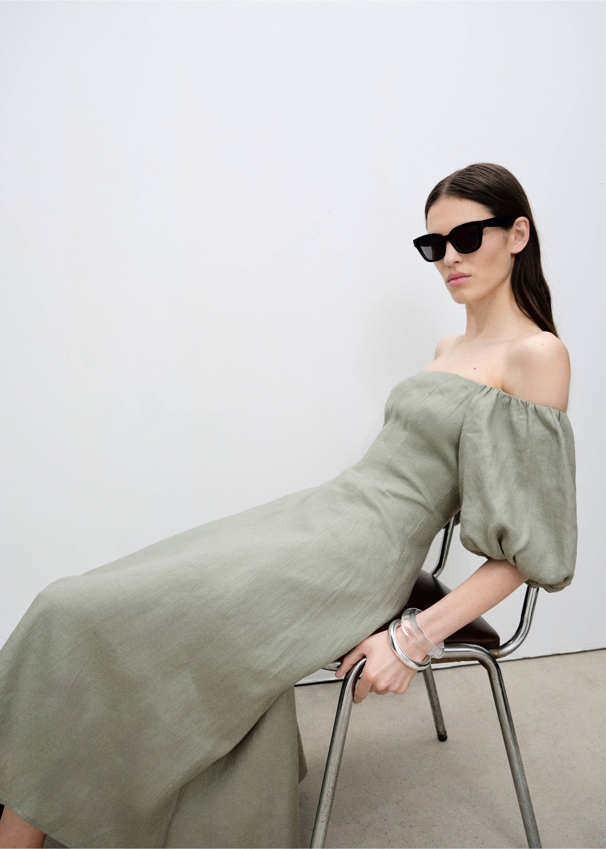 Sage green off-the-shoulder dress with voluminous short sleeves., Green. Ref: 87076712-00.