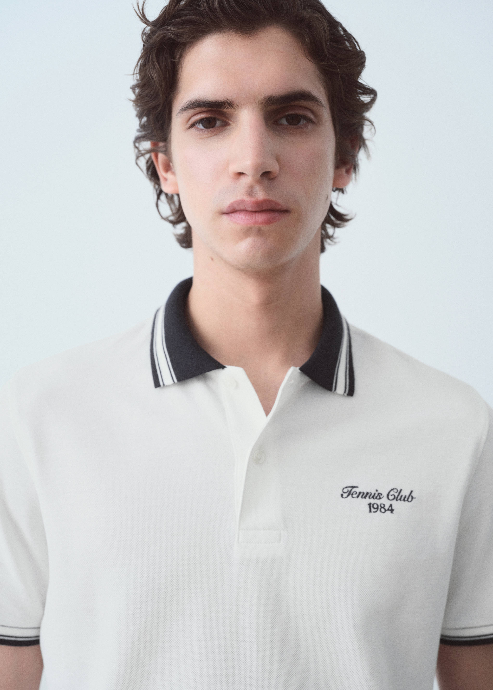 Contrasting neck cotton polo shirt - Details of the article 1