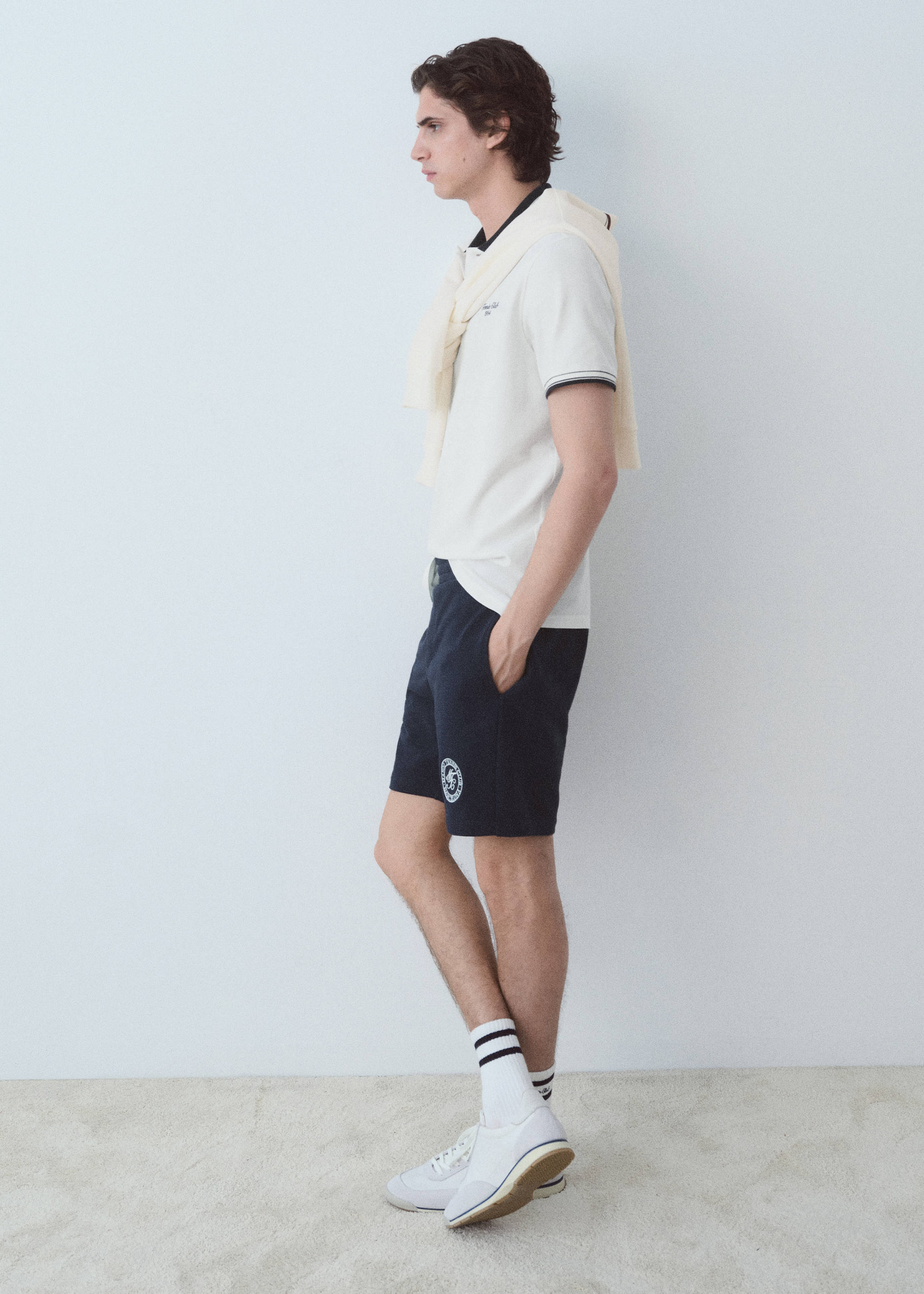 Contrasting neck cotton polo shirt - Details of the article 2