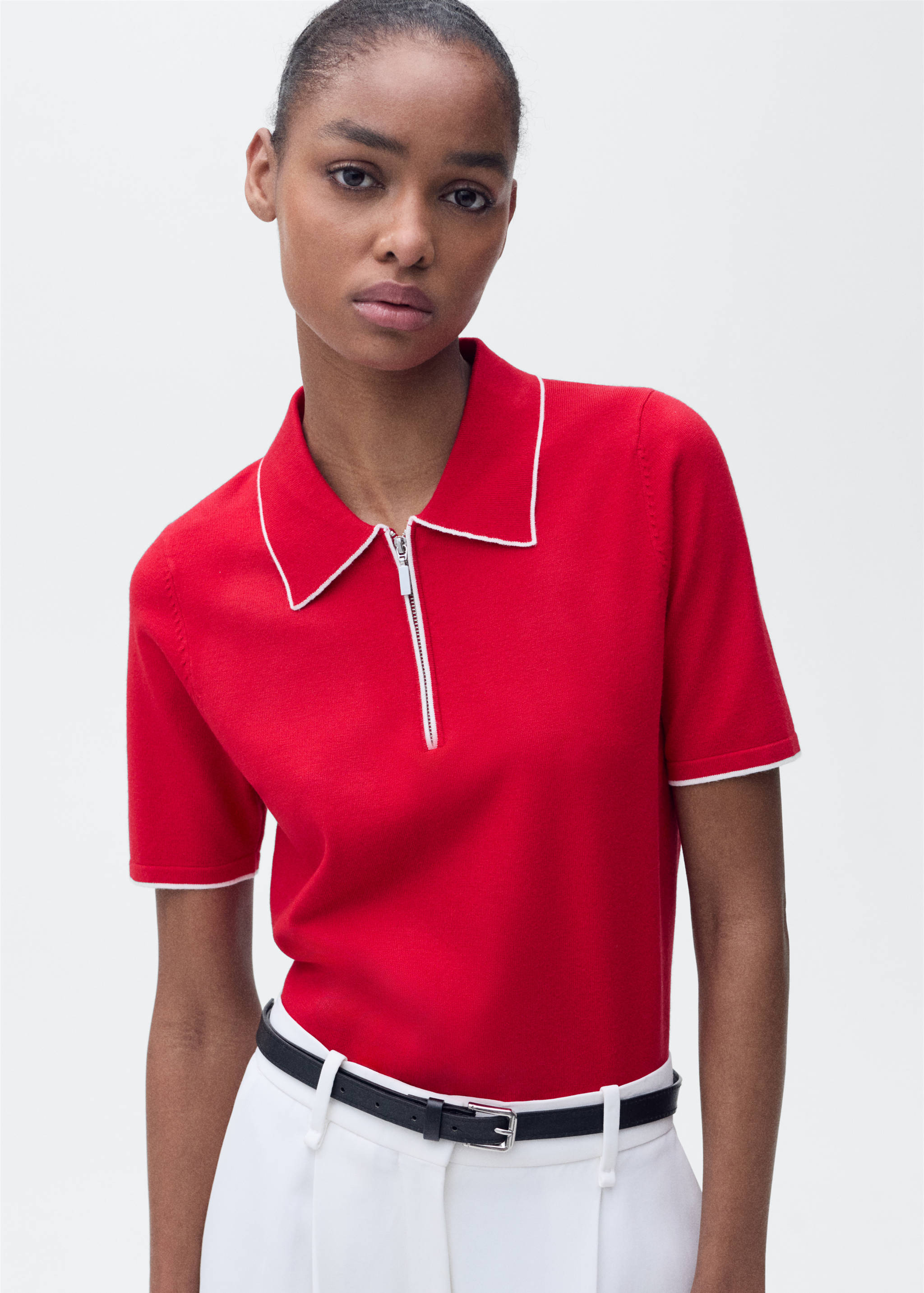 Camisola com gola de polo e debruns em contraste - Plano médio
