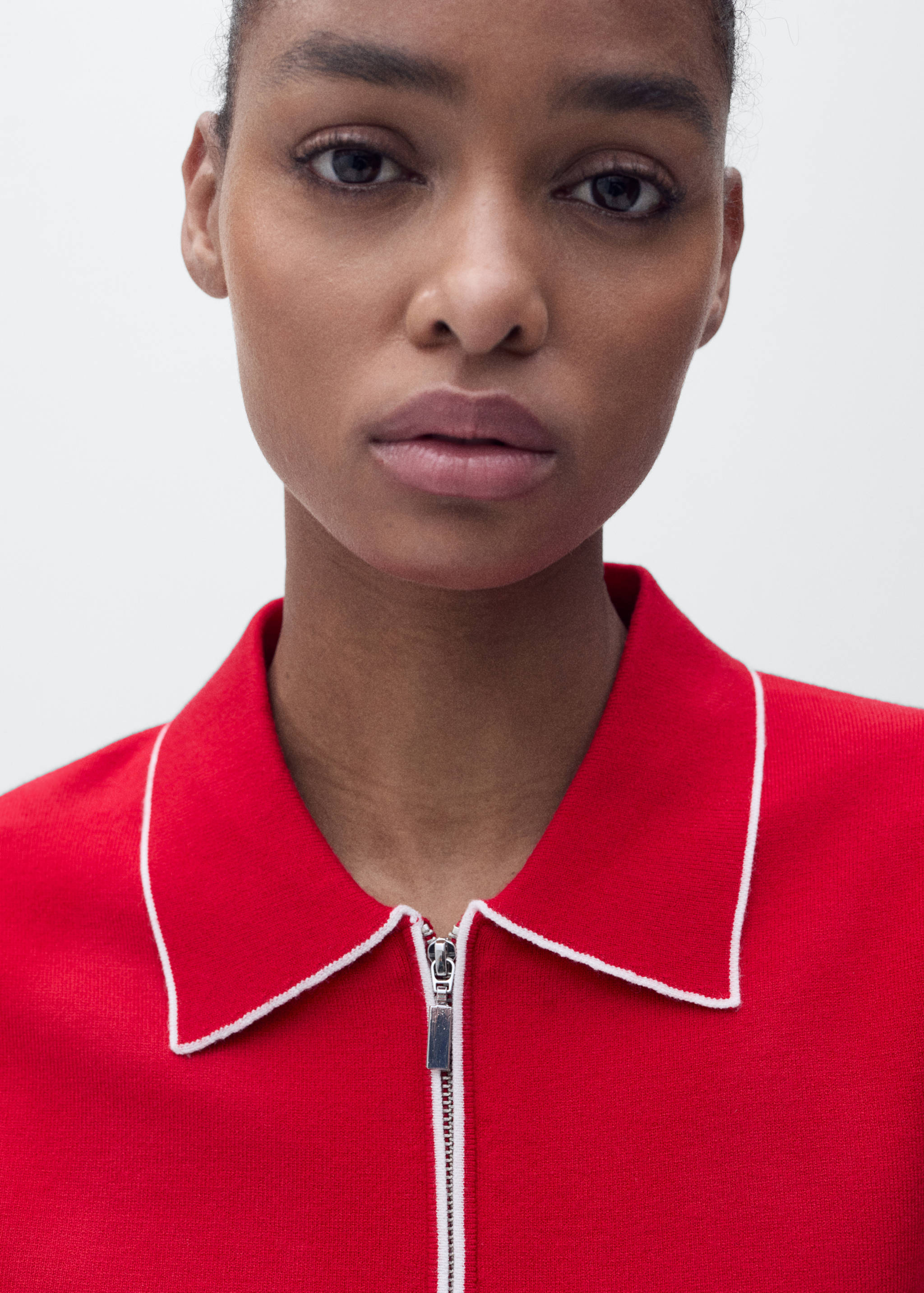 Camisola com gola de polo e debruns em contraste - Pormenor do artigo 1