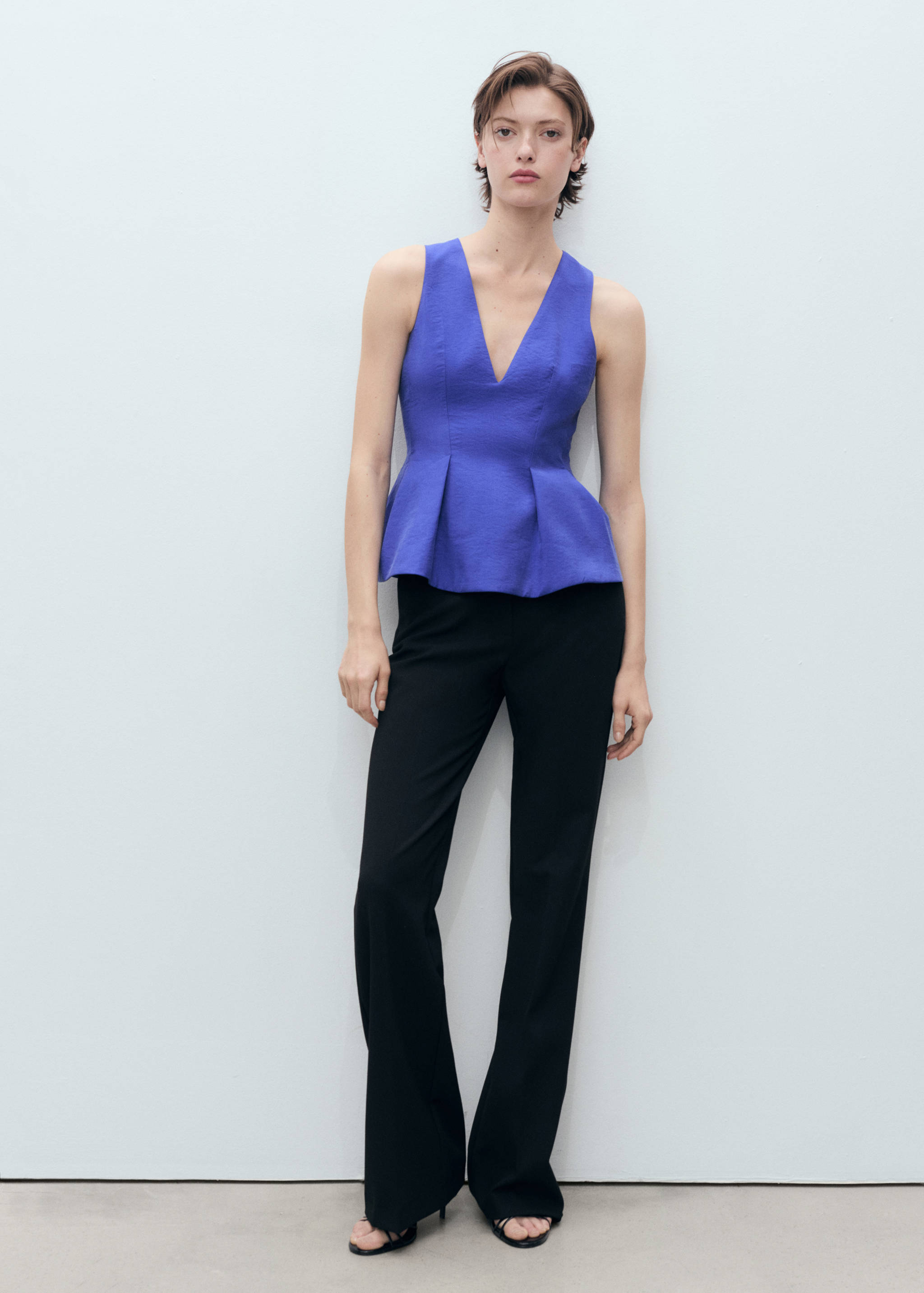 Top de modal com gola em V - Plano geral