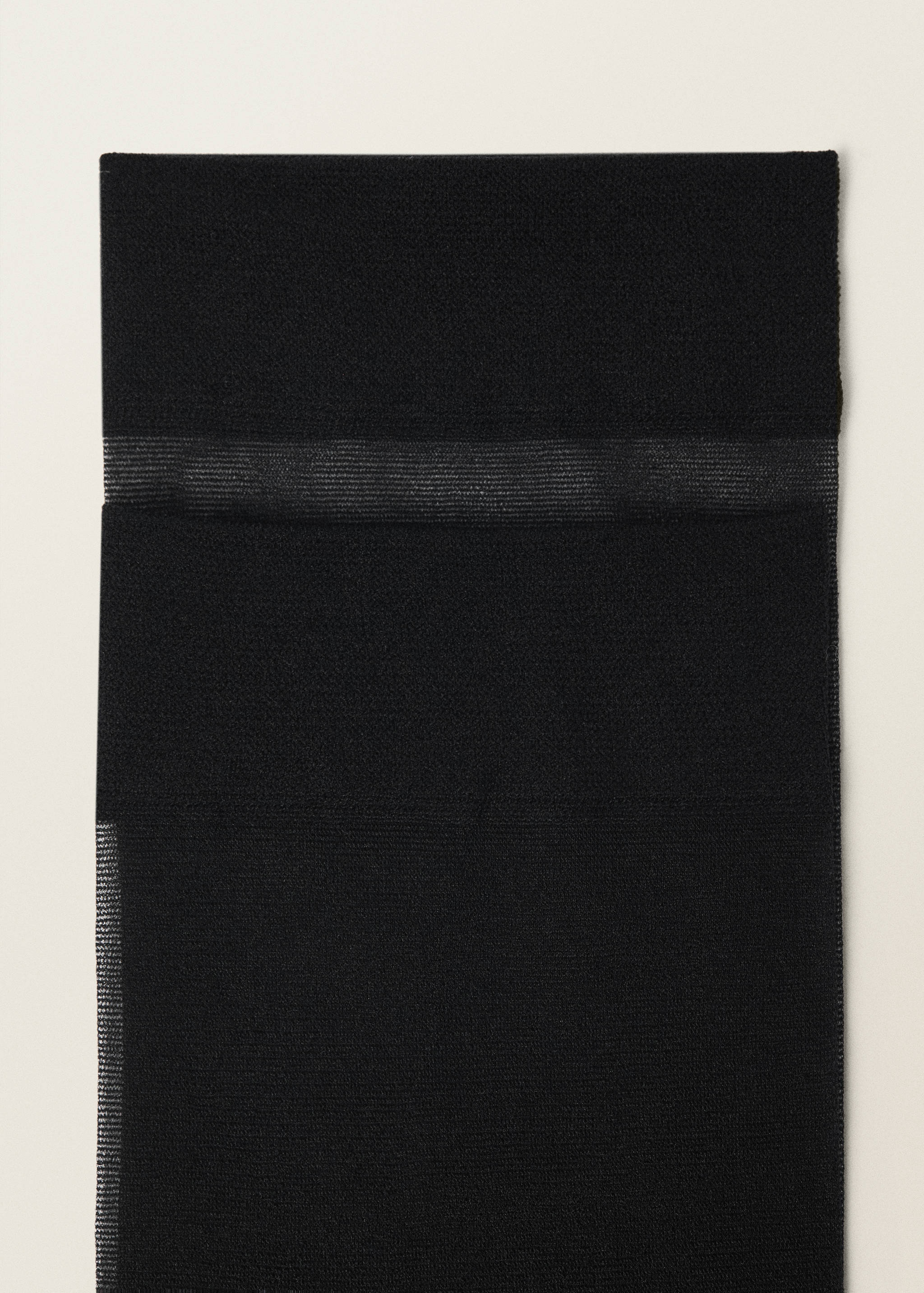 Λεπτές ημιδιάφανες κάλτσες με άνοιγμα - Μεσαίο πλάνο