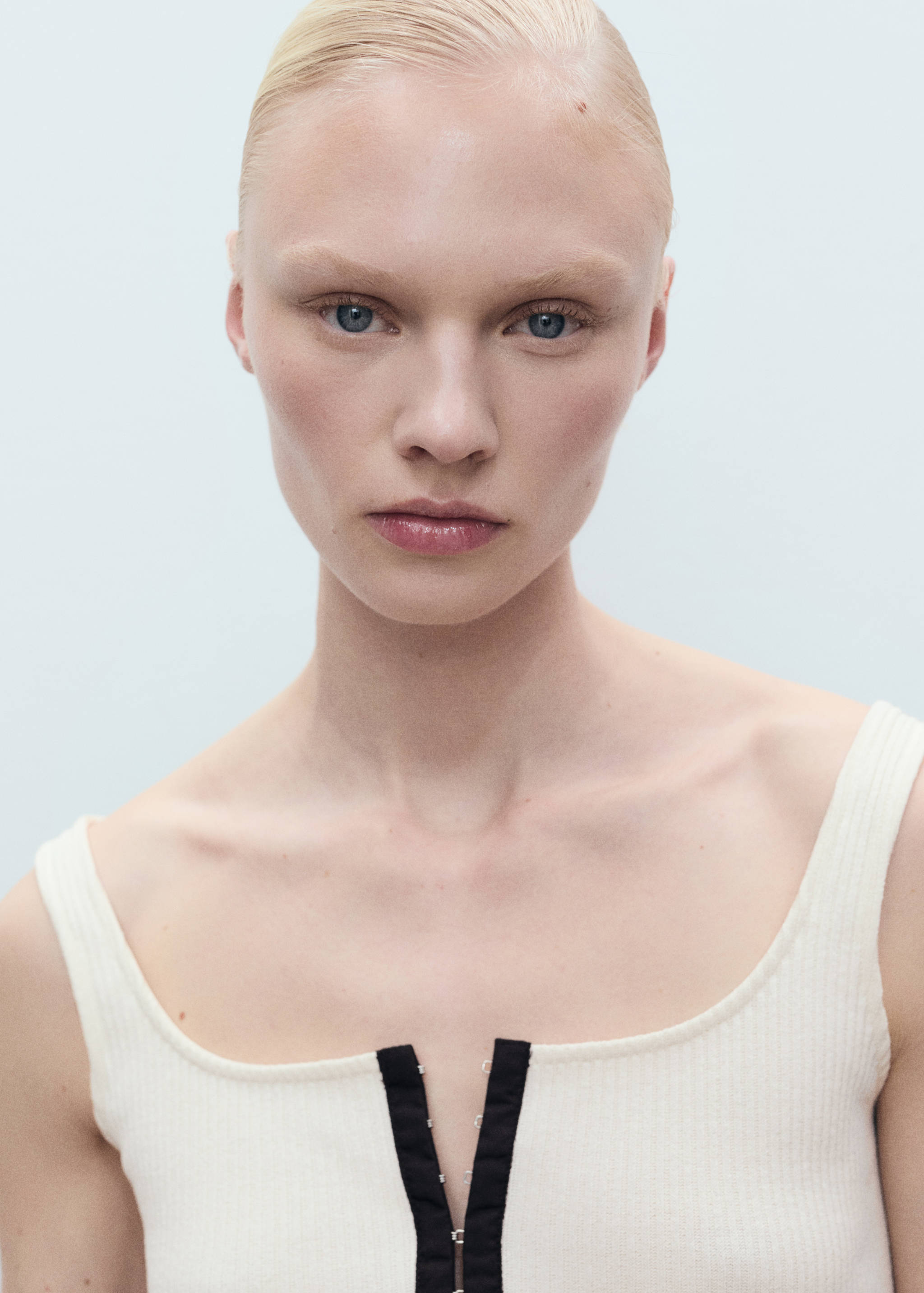 Cotton top with contrasting closure - Details of the article 1