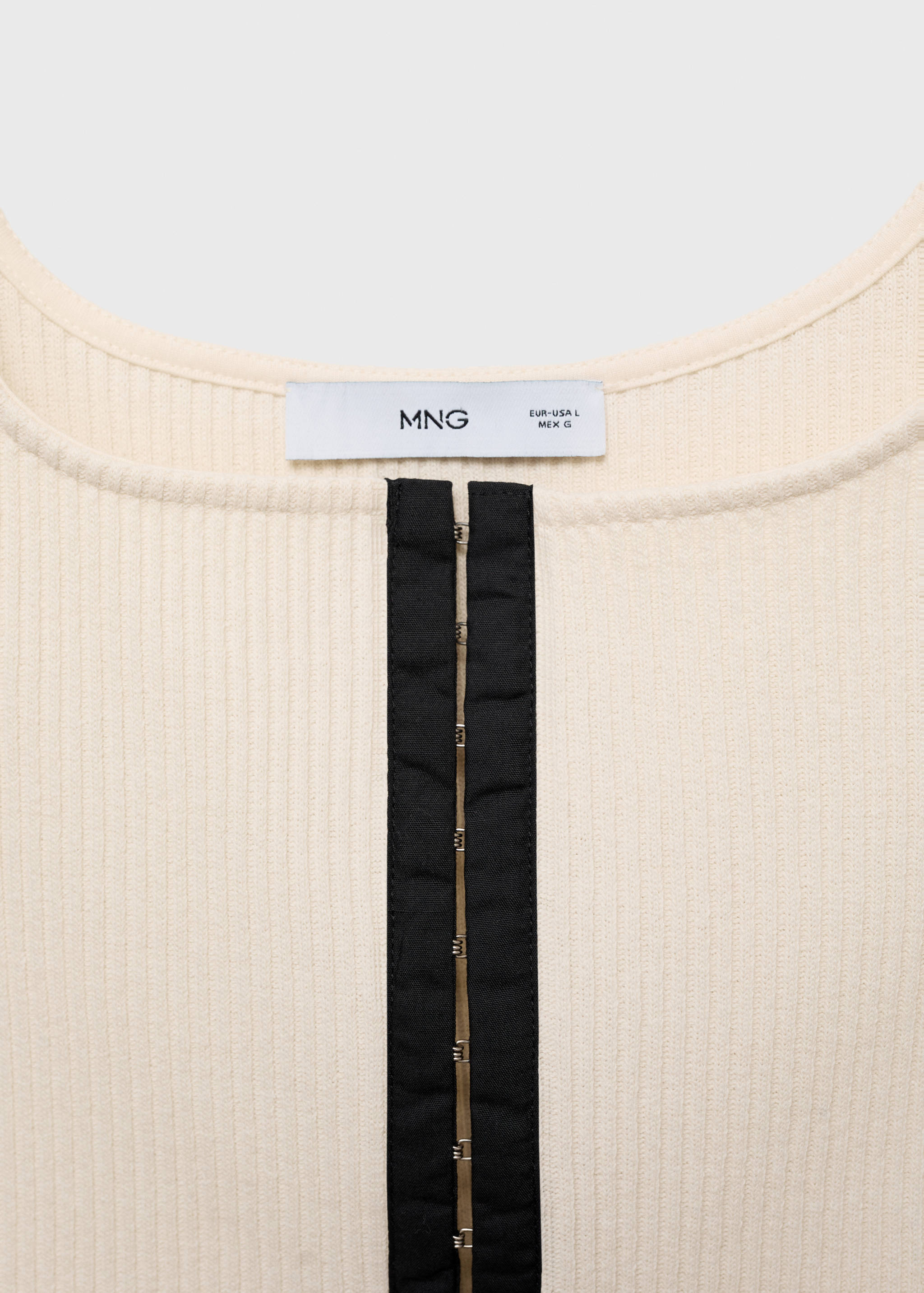 Cotton top with contrasting closure - Details of the article 8