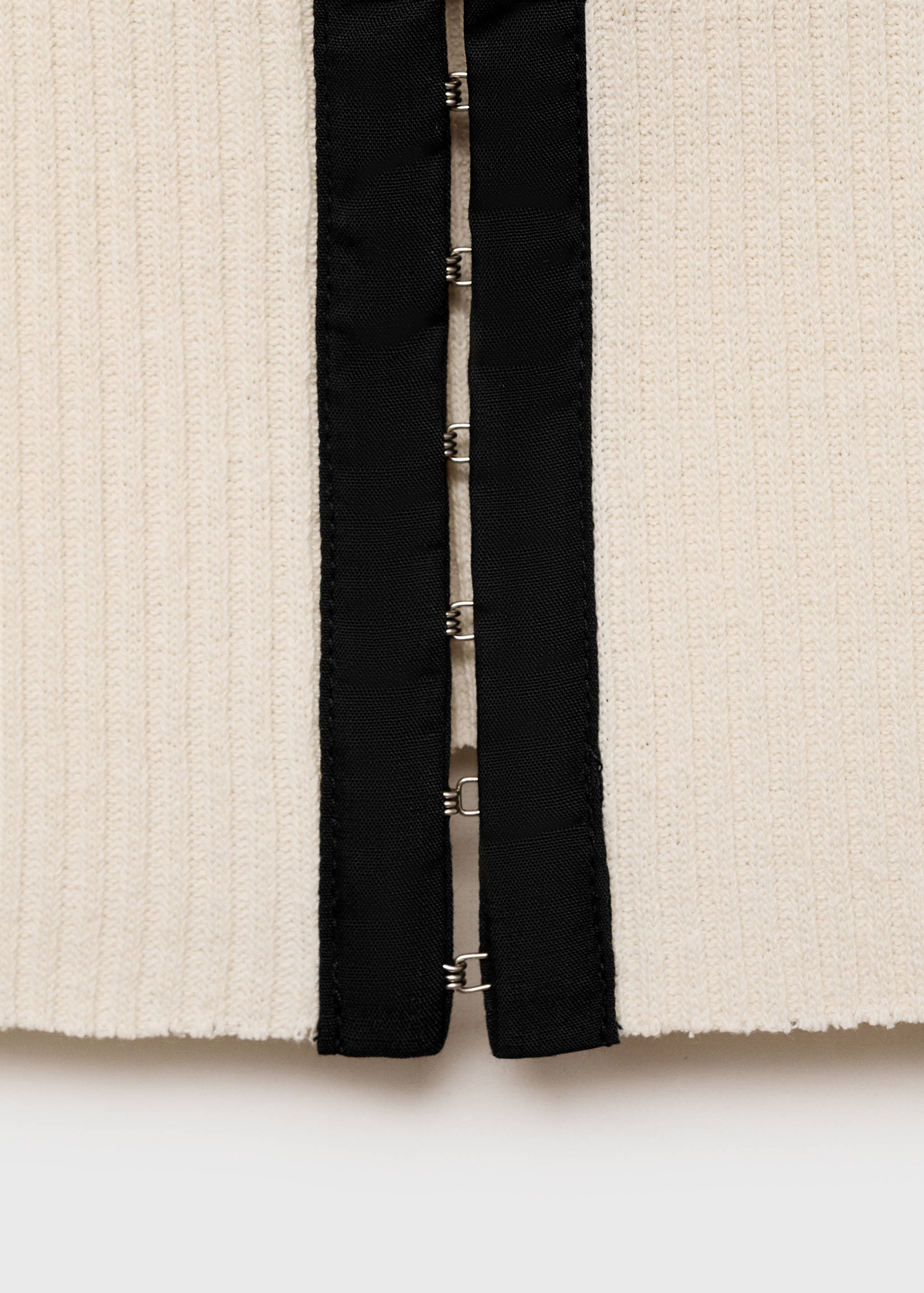 Cotton top with contrasting closure - Details of the article 0