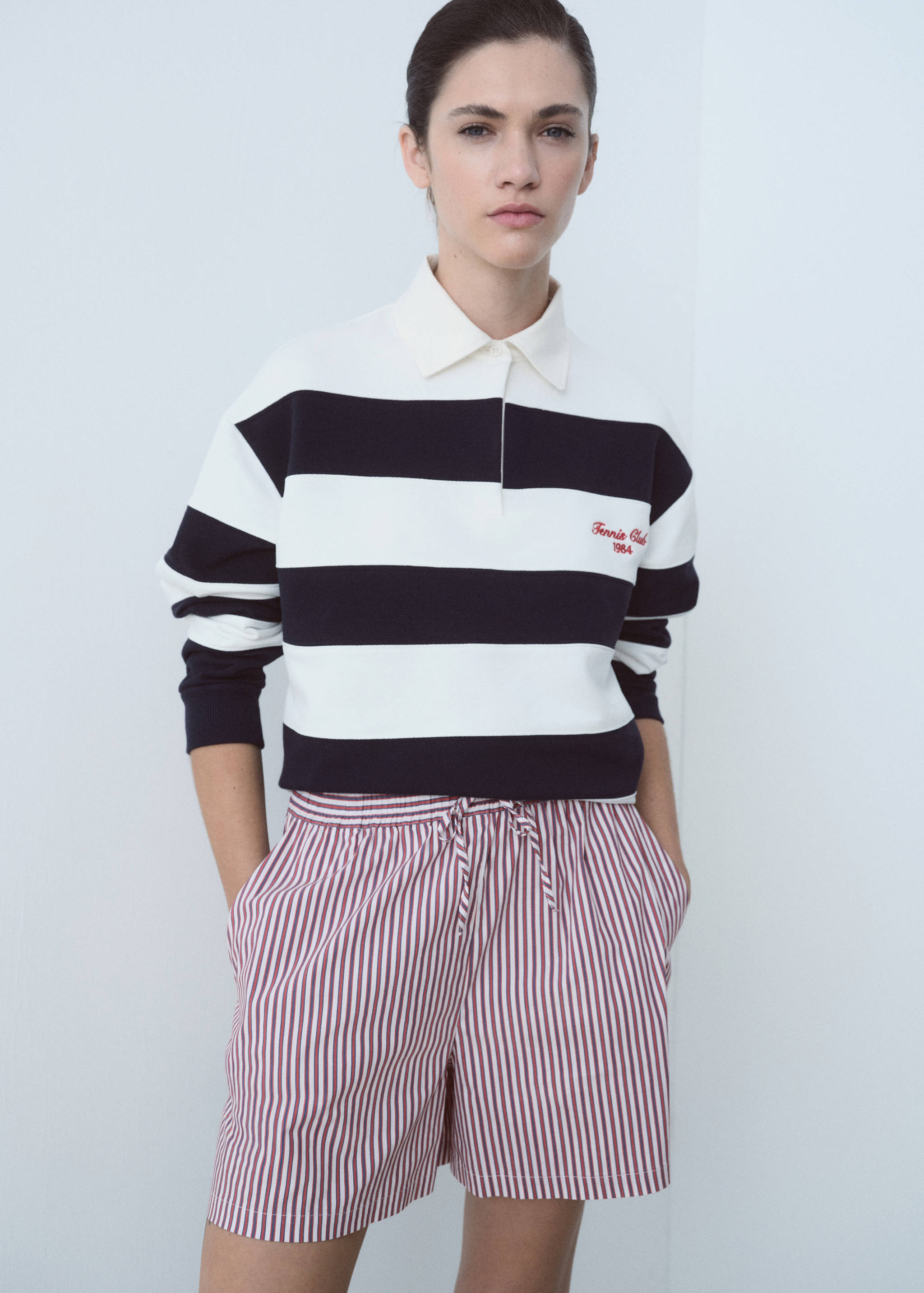 Short en popeline rayée message brodé - Plan moyen