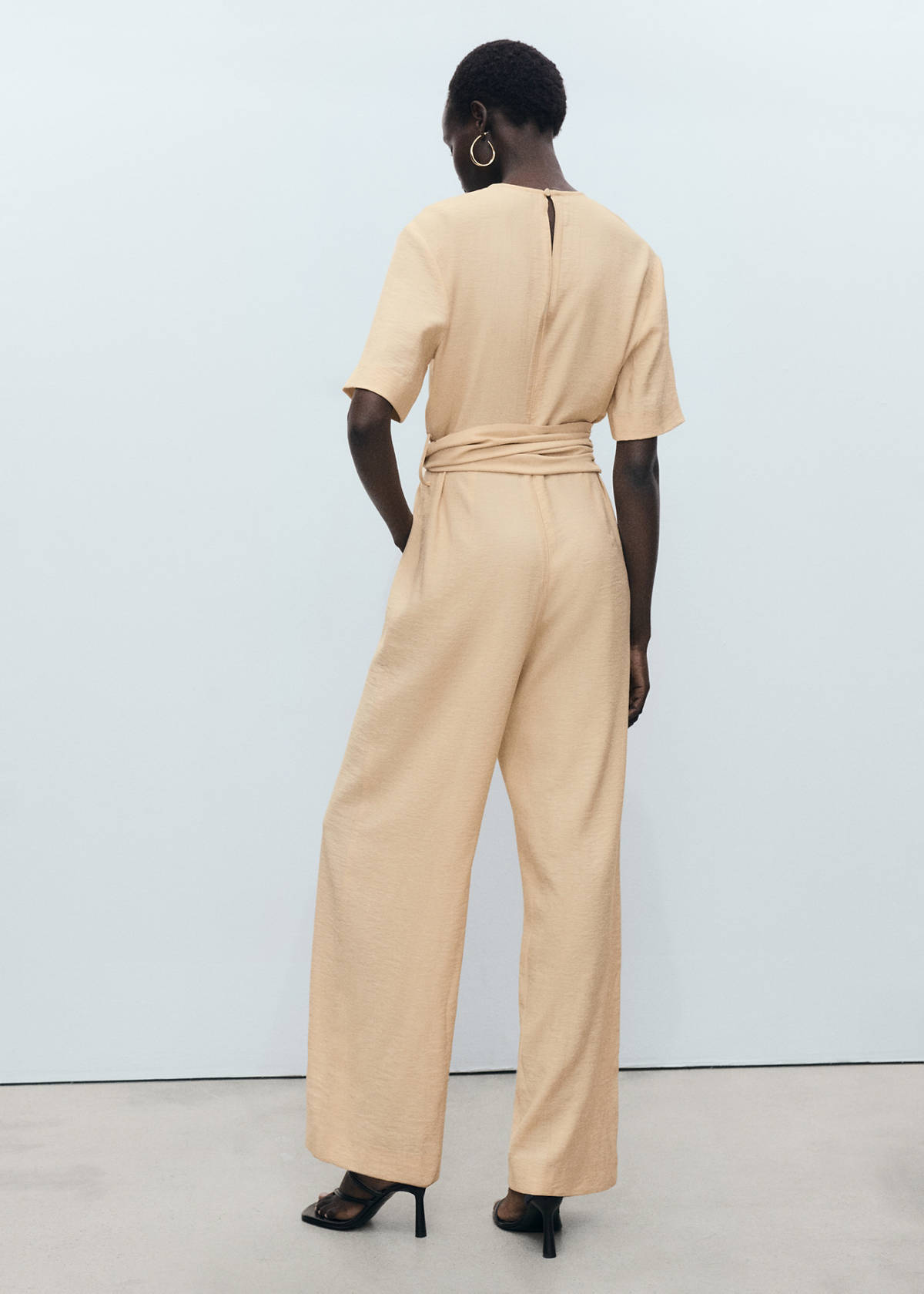 Straight-fit short-sleeved jumpsuit with belt — Ecru