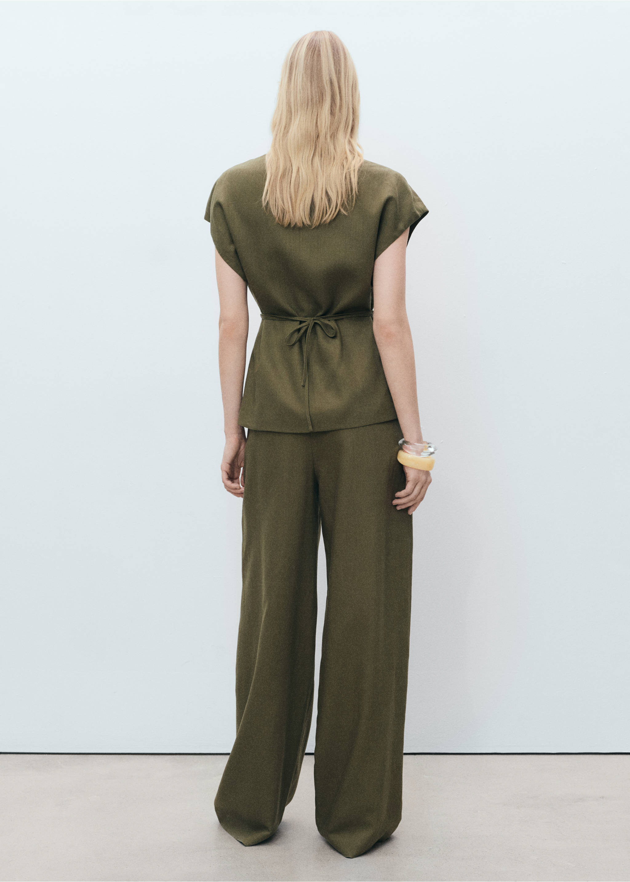 Olive-green short-sleeved top with a back tie belt, back view., Khaki. Ref: 87078640-00.