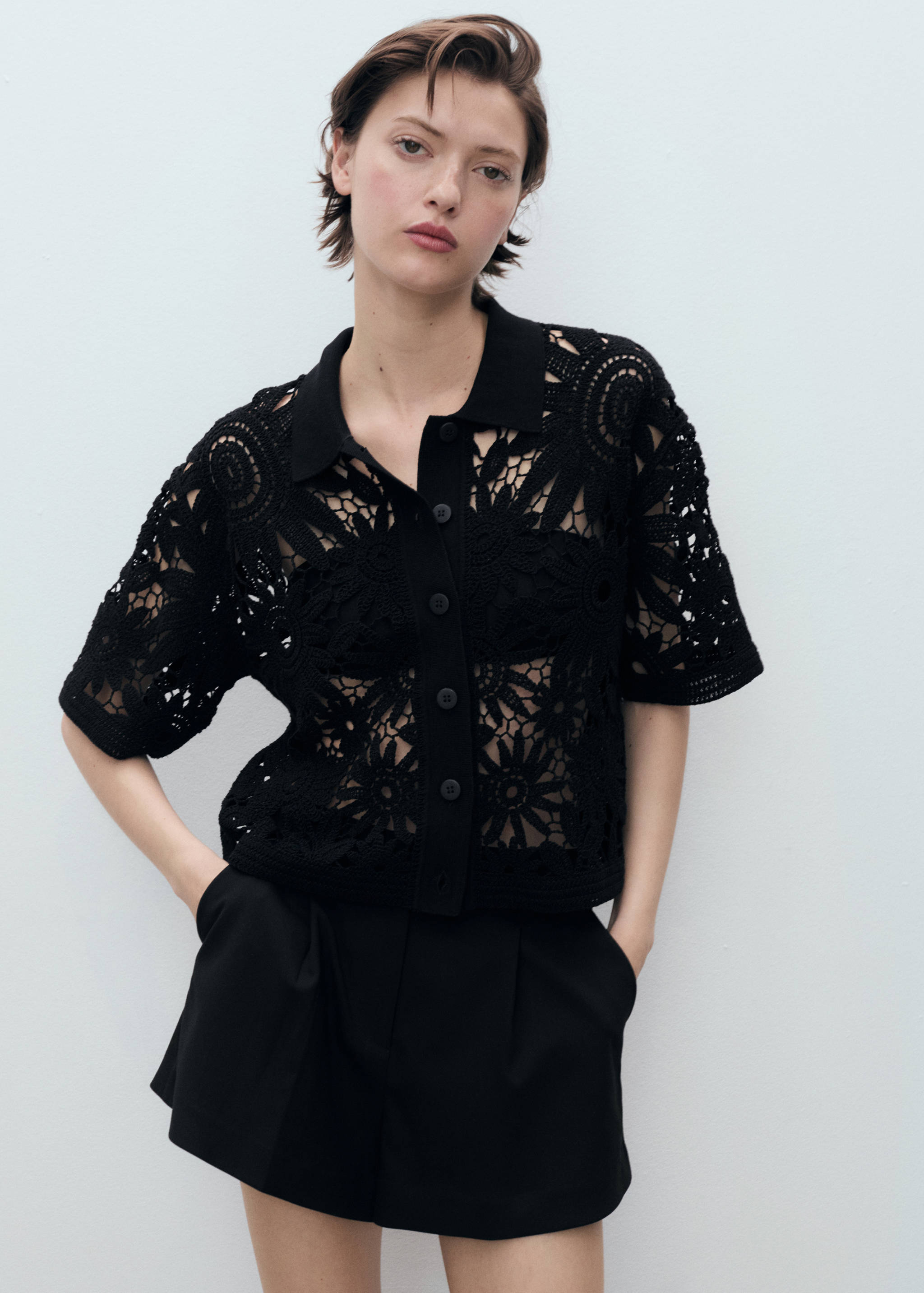 Cardigan de croché de manga curta - Plano médio