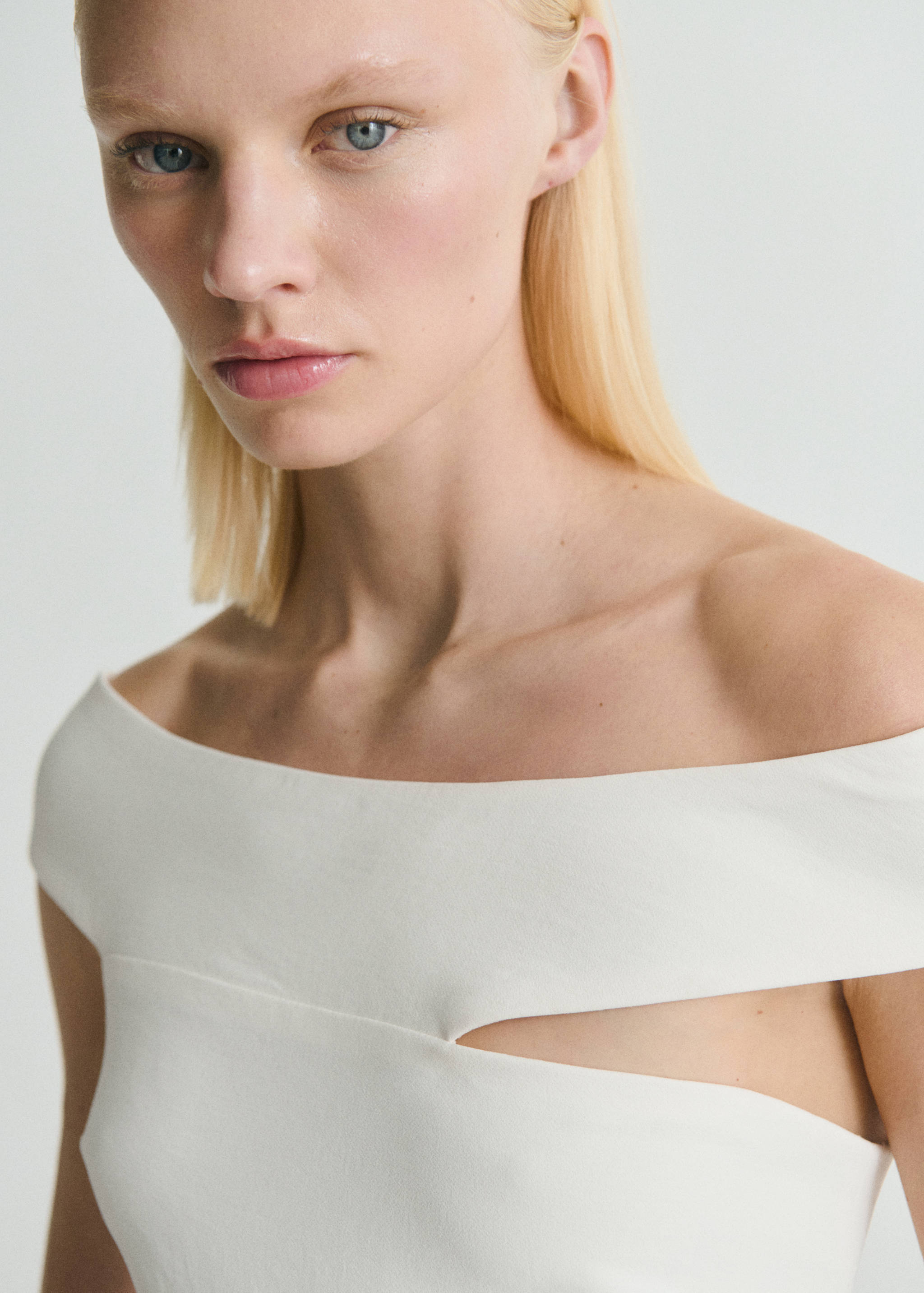 Long jumpsuit with asymmetrical neck - Details of the article 1