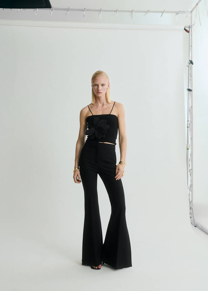 Maxi-flower knitted top with straps — Black