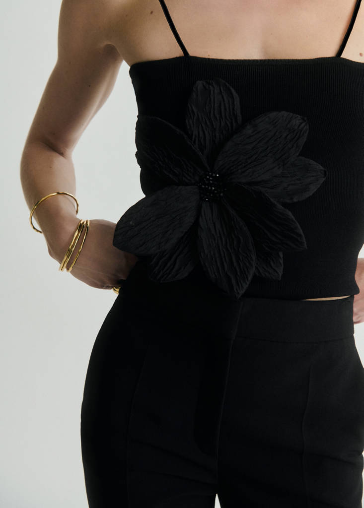 Maxi-flower knitted top with straps — Black