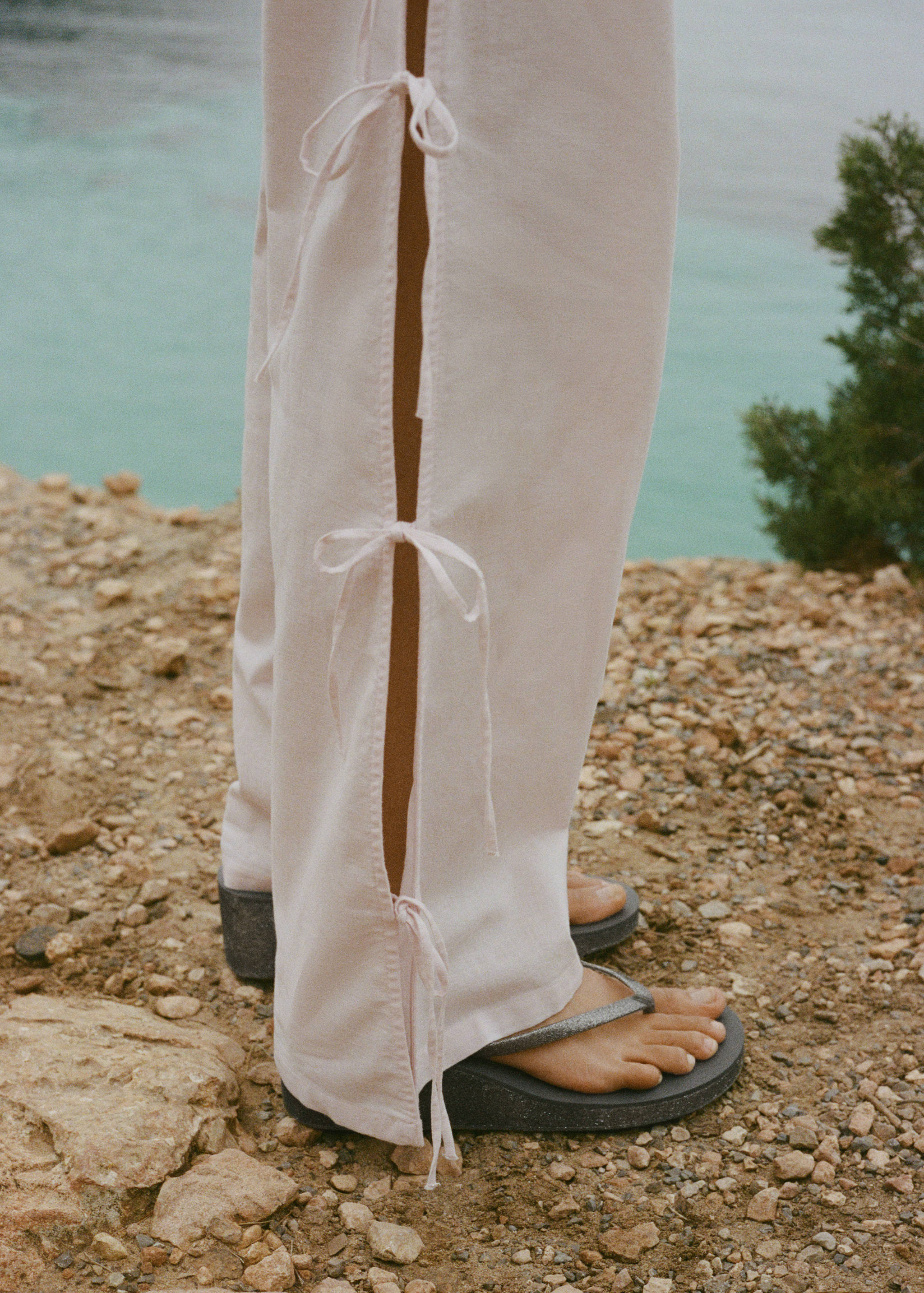 Klapki na koturnie z błyszczącym wykończeniem - Plan ogólny