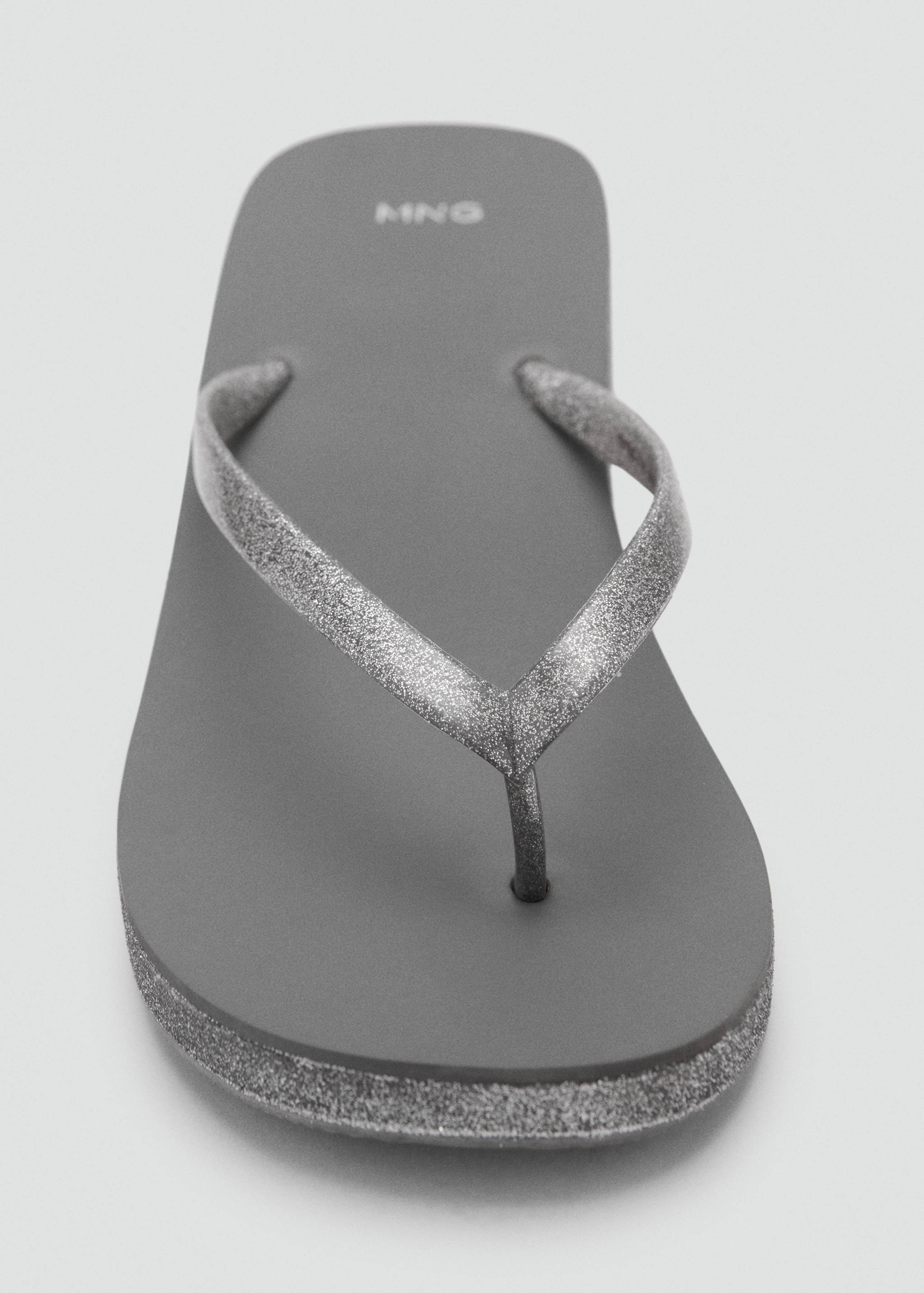 Klapki na koturnie z błyszczącym wykończeniem - Szczegóły artykułu 2