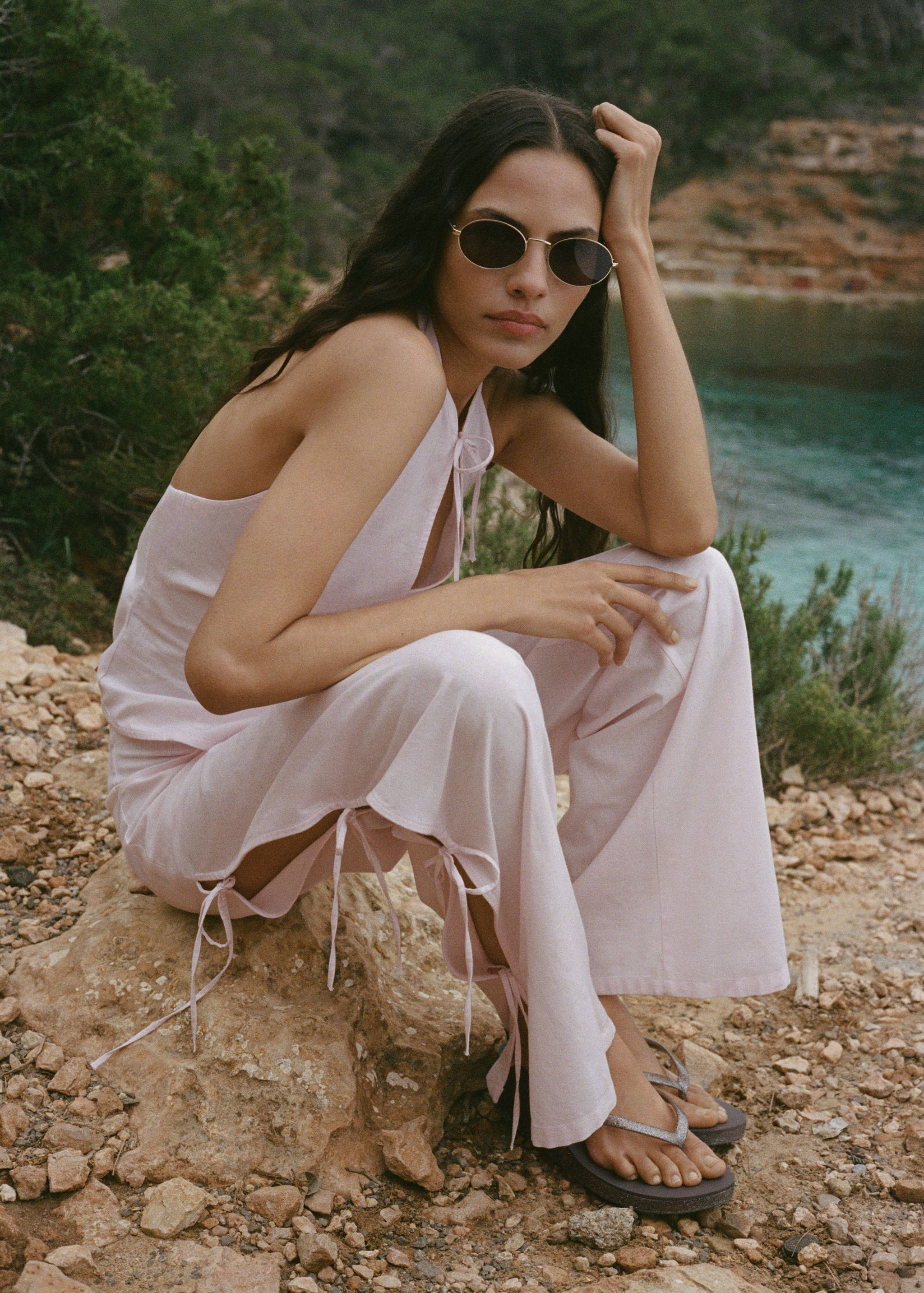 Klapki na koturnie z błyszczącym wykończeniem - Szczegóły artykułu 9