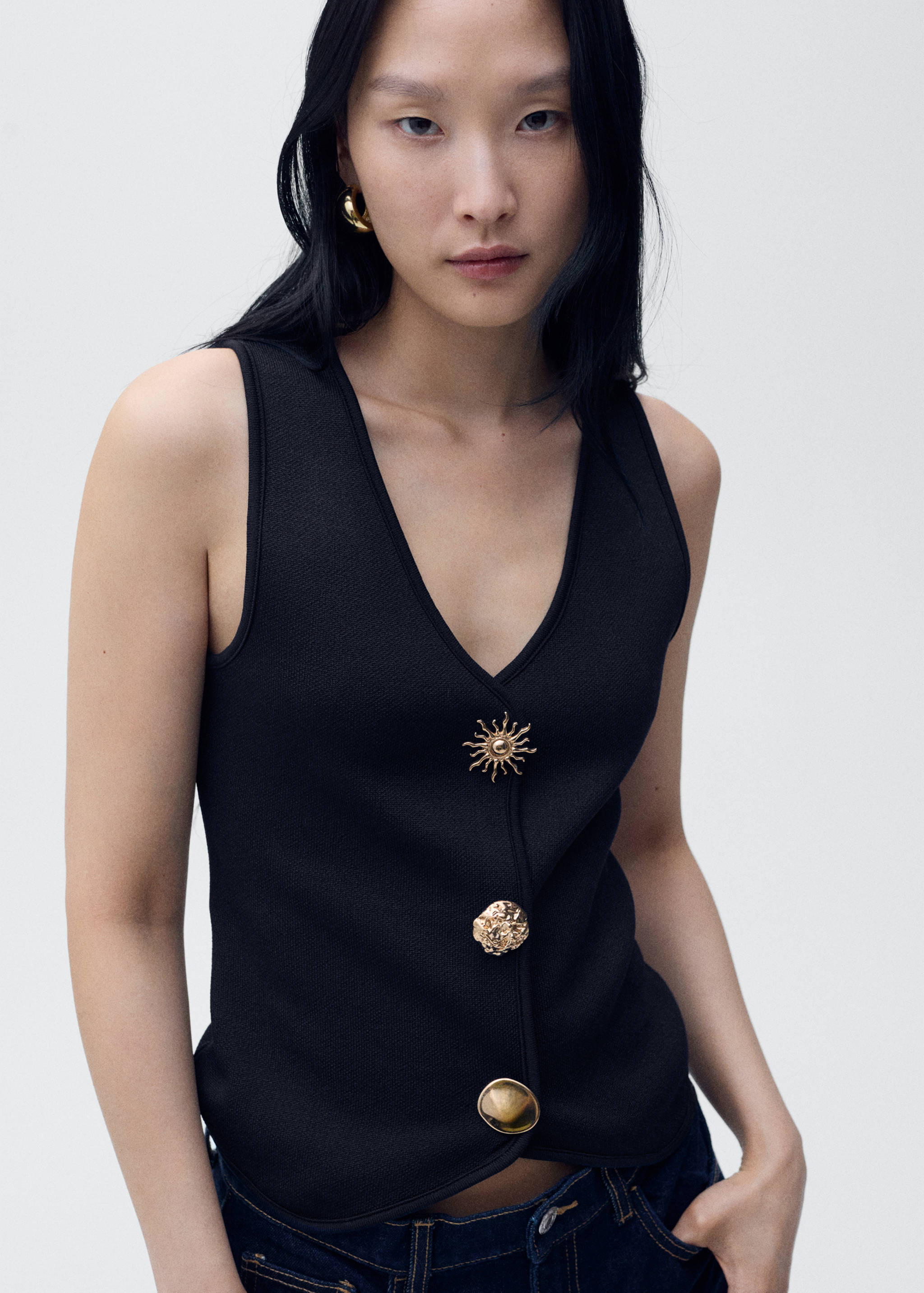 Strickjacke mit Schmuckknöpfen - Mittlere Ansicht