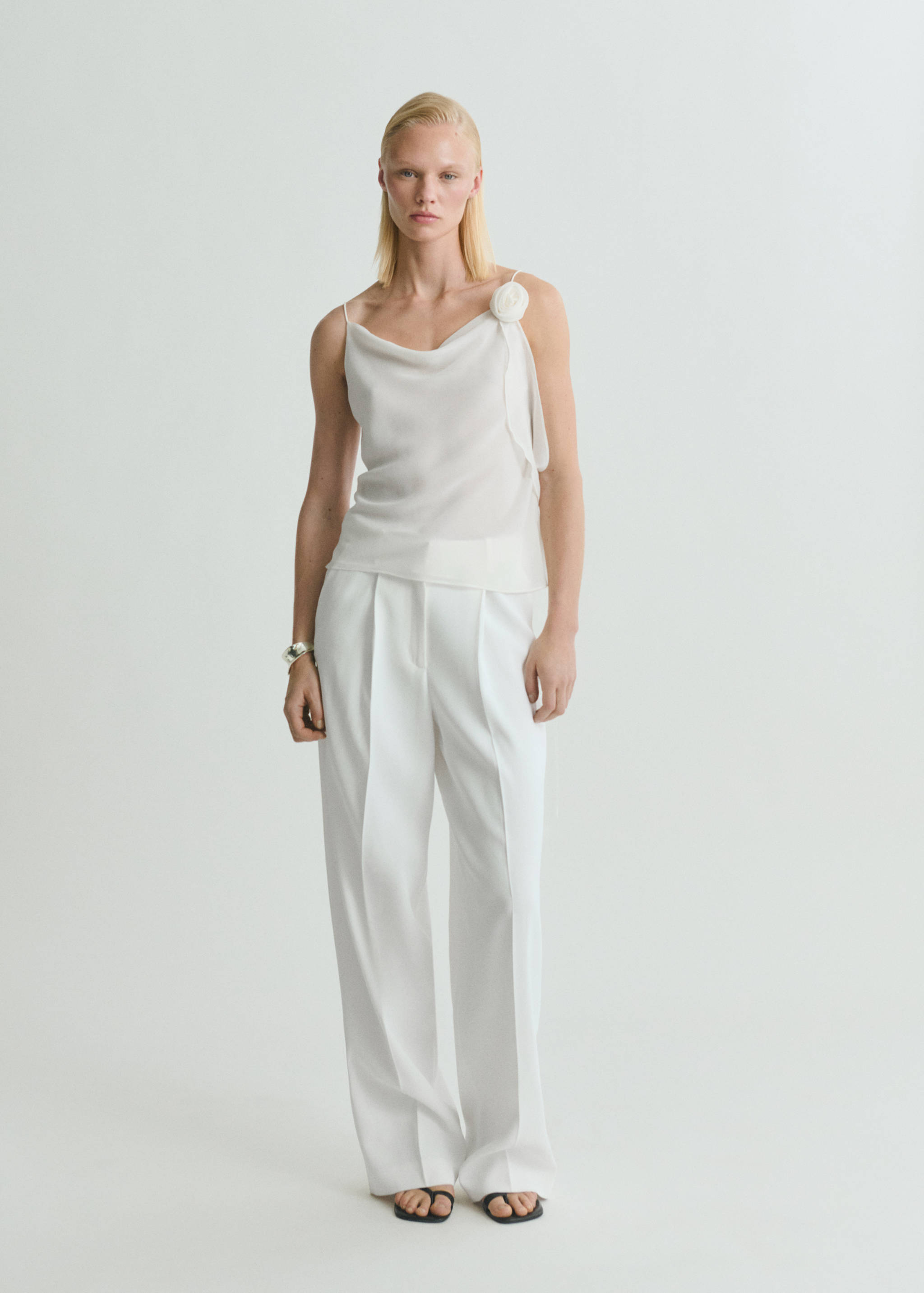 Top mit Drapierung und Blumendetail - Allgemeine Ansicht