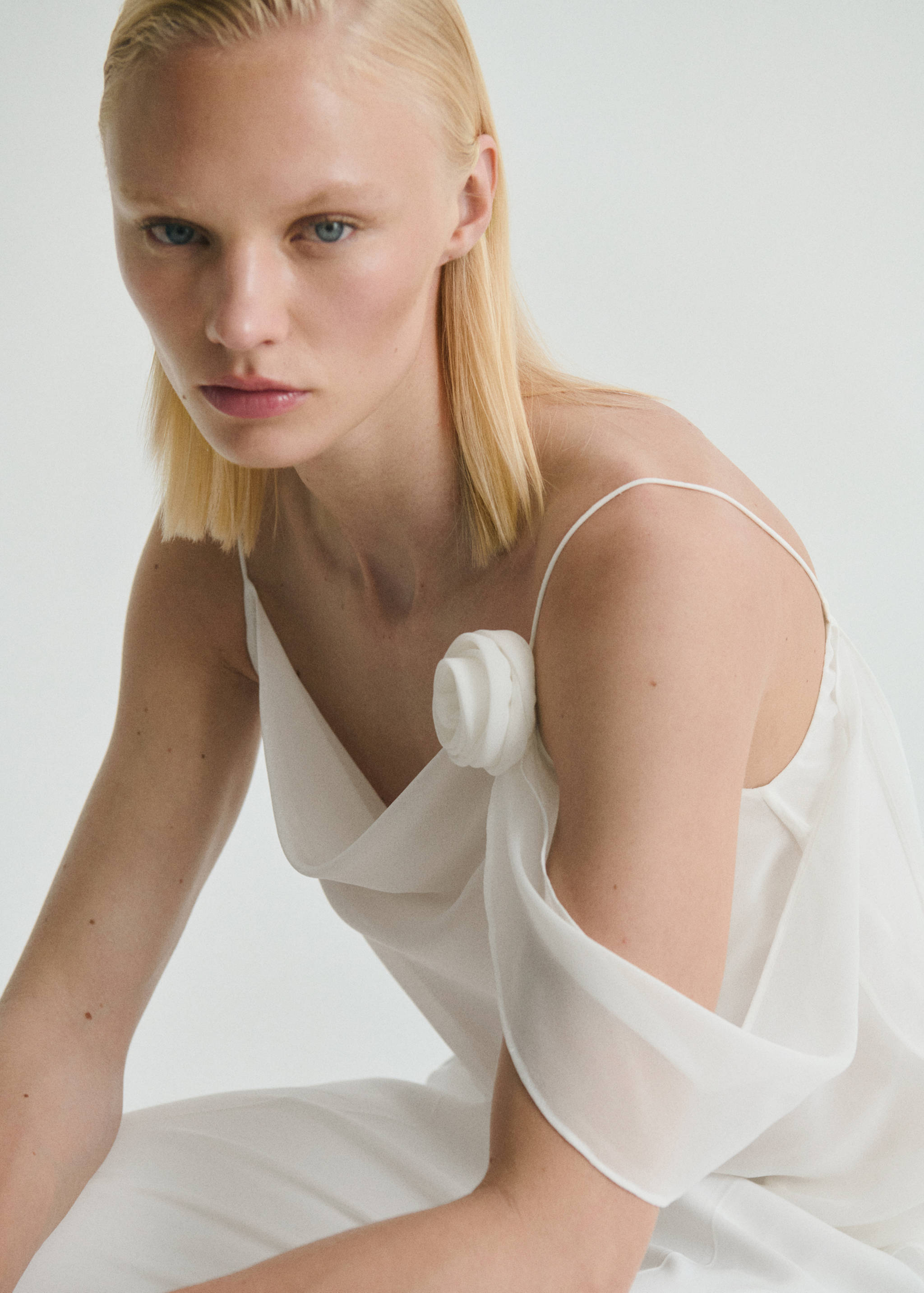 Top mit Drapierung und Blumendetail - Detail des Artikels 2