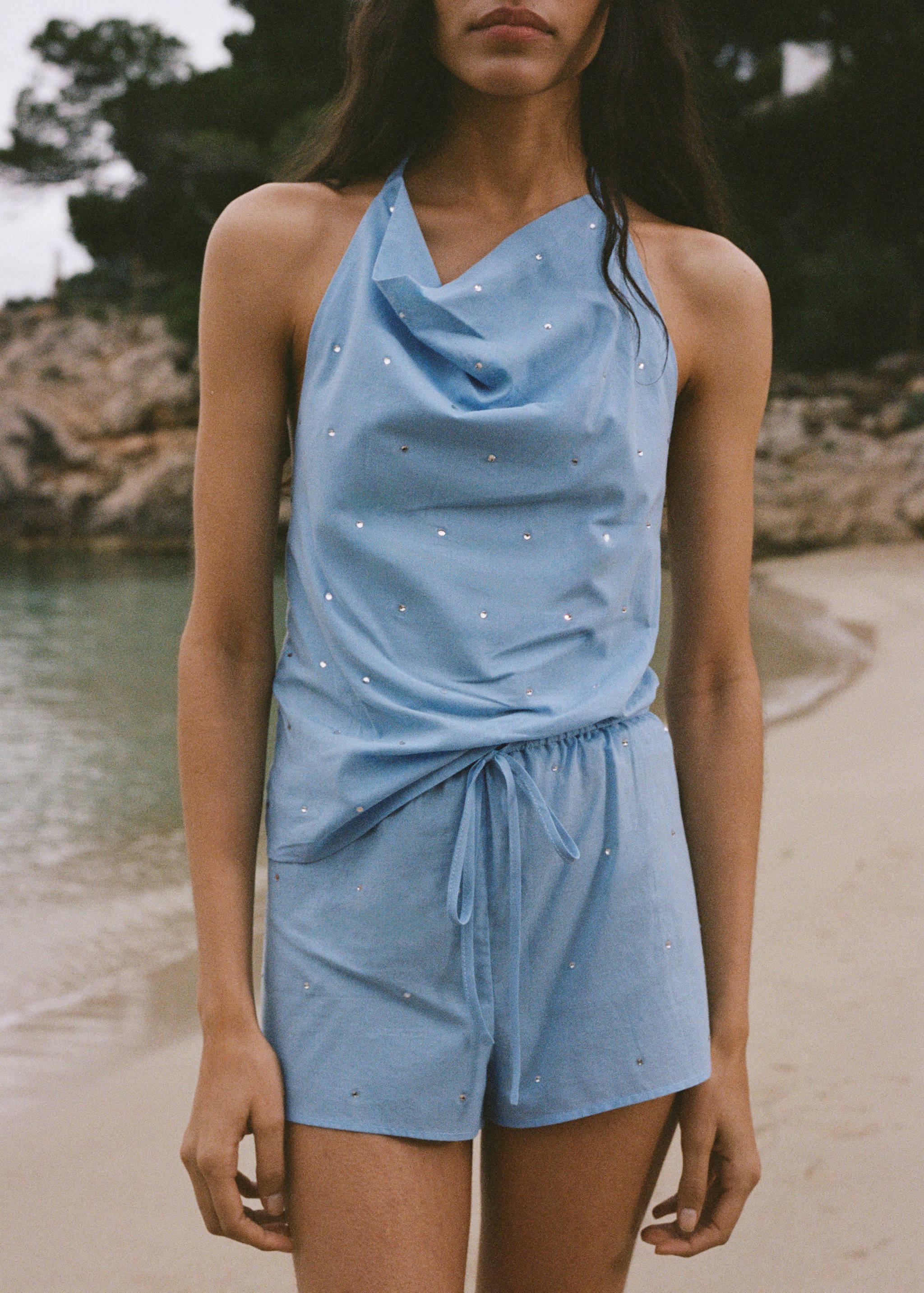 Top halter de algodão com pormenor de strass - Plano médio