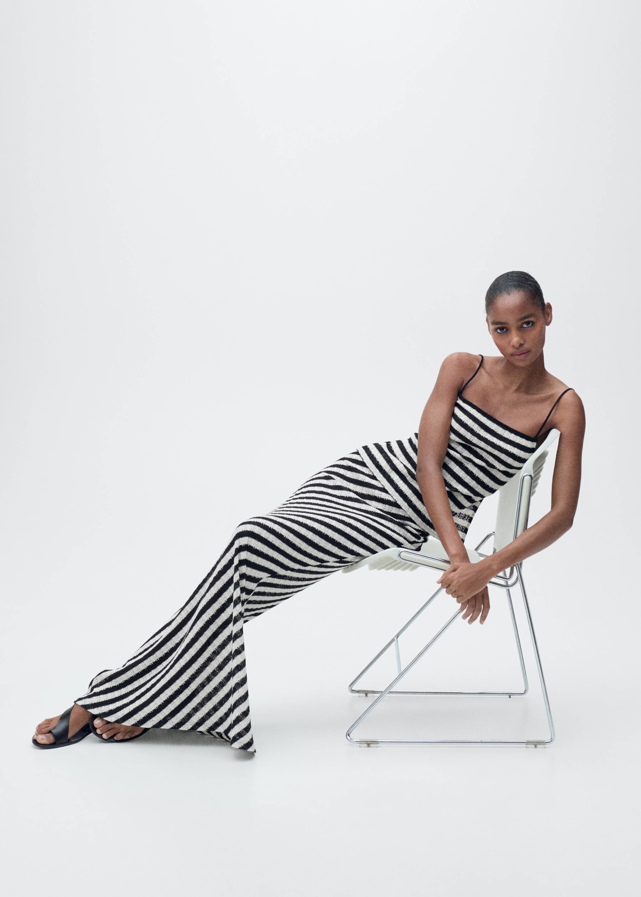 Langt stripete strikket skjørt - Total bildeutsnitt