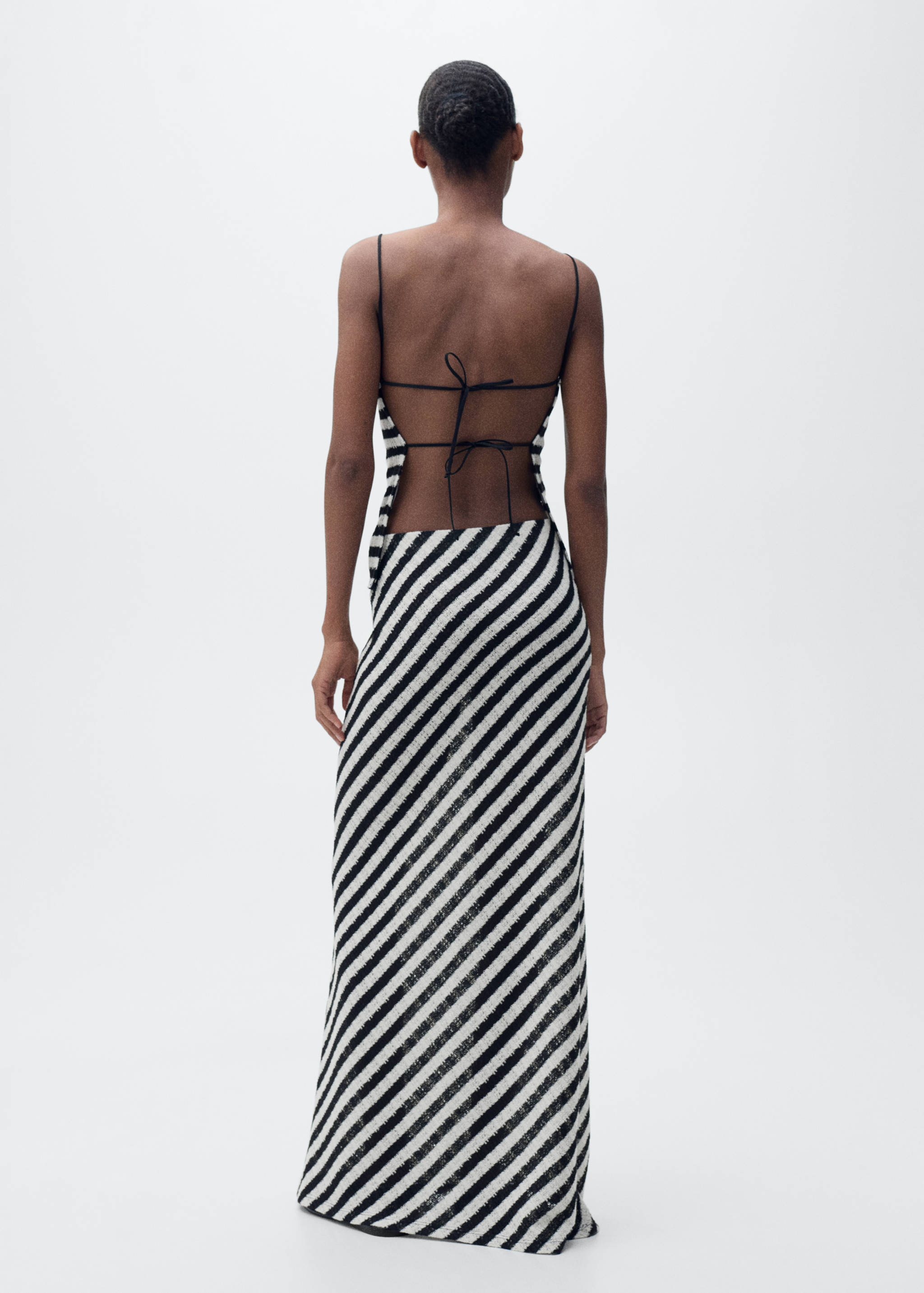 Langt stripete strikket skjørt - Baksiden av artikkelen