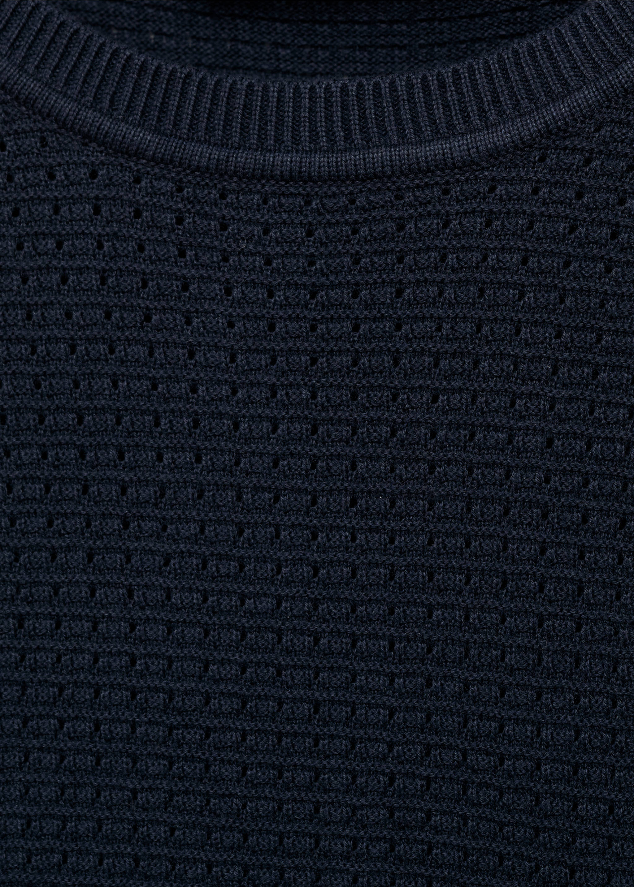 Primer plano de una camiseta de punto en azul marino oscuro con cuello redondo canalé., Azul tinta. Ref: 87079211-00.