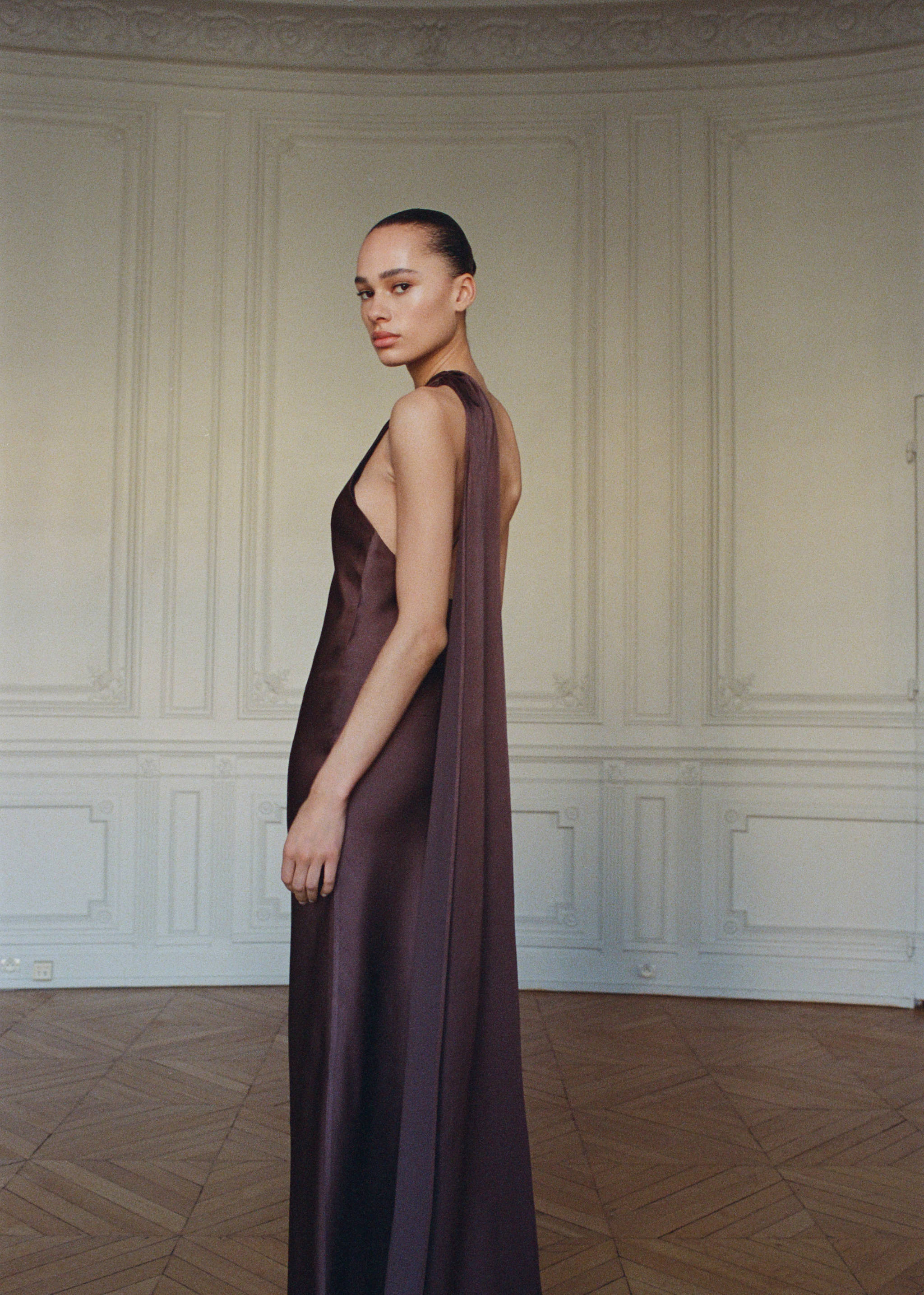 Aszimmetrikus ruha a nyakán masnival - Felezősík