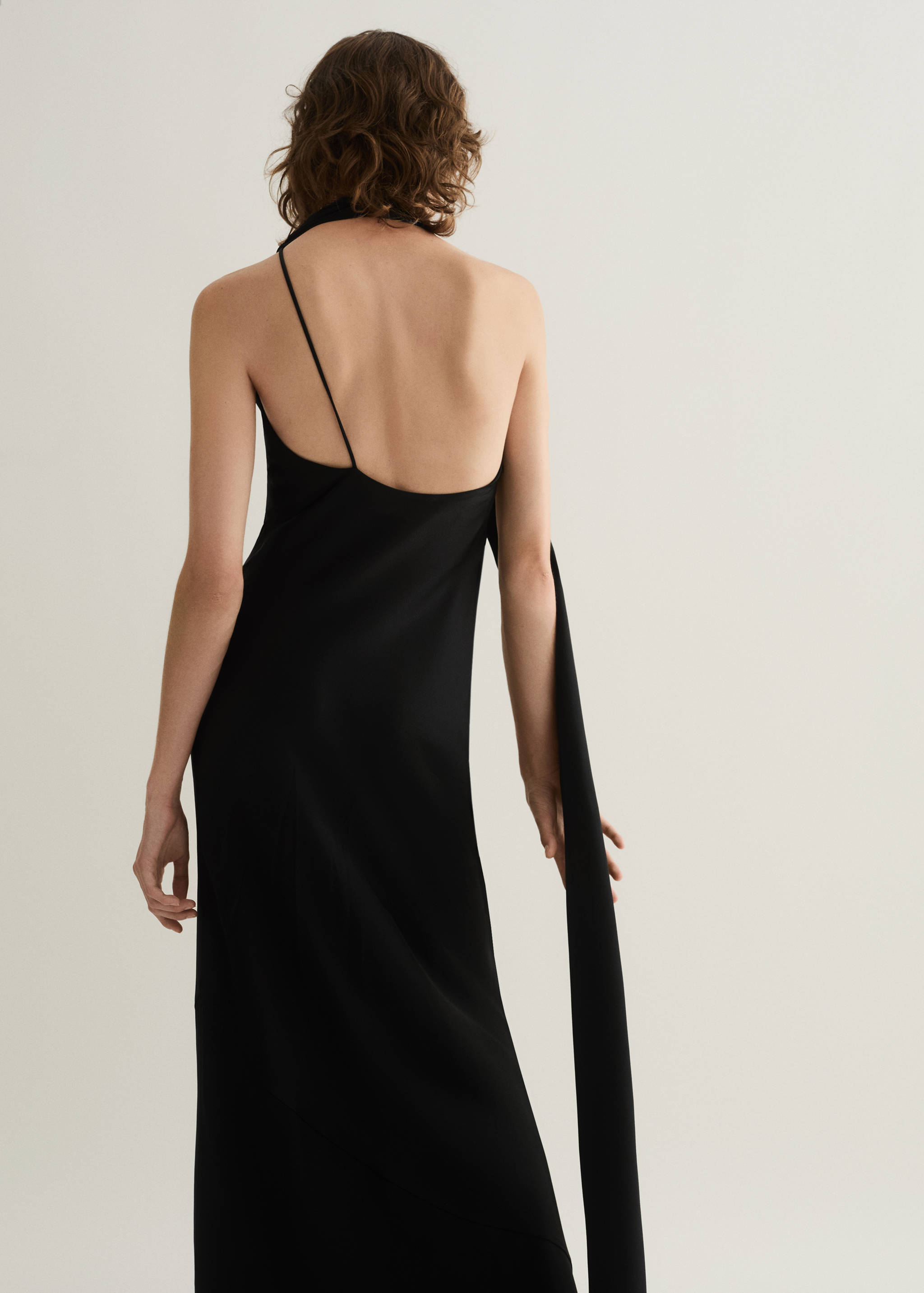 Aszimmetrikus ruha a nyakán masnival - A cikk hátulja