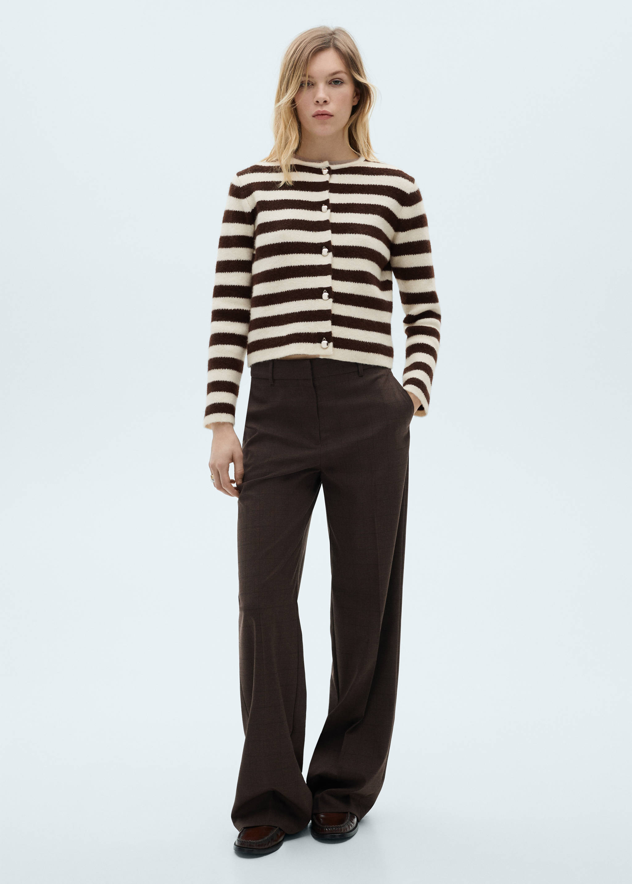 Cardigan às riscas de botões - Plano geral