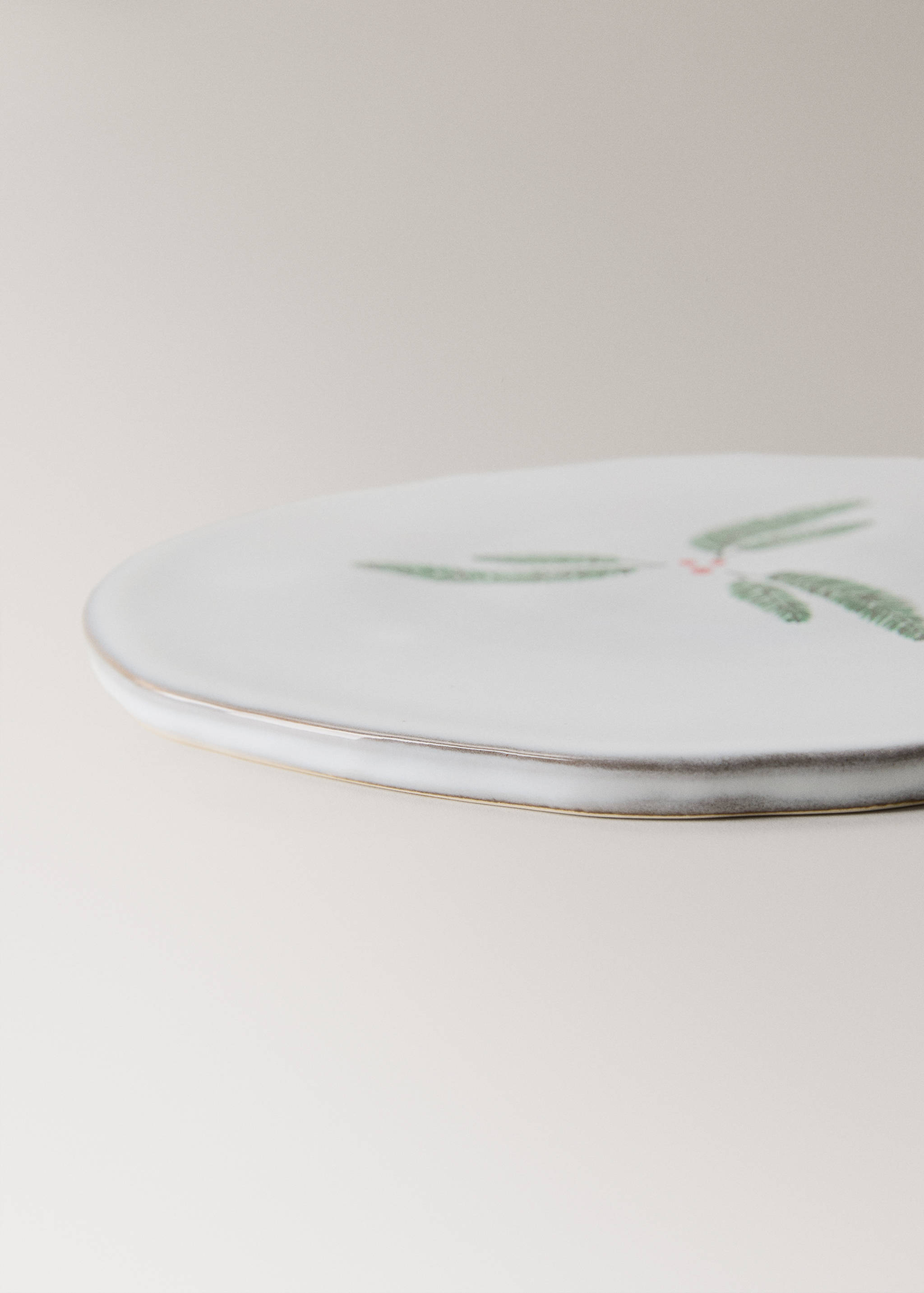 Round hand-painted stoneware serving dish - Details of the article 2