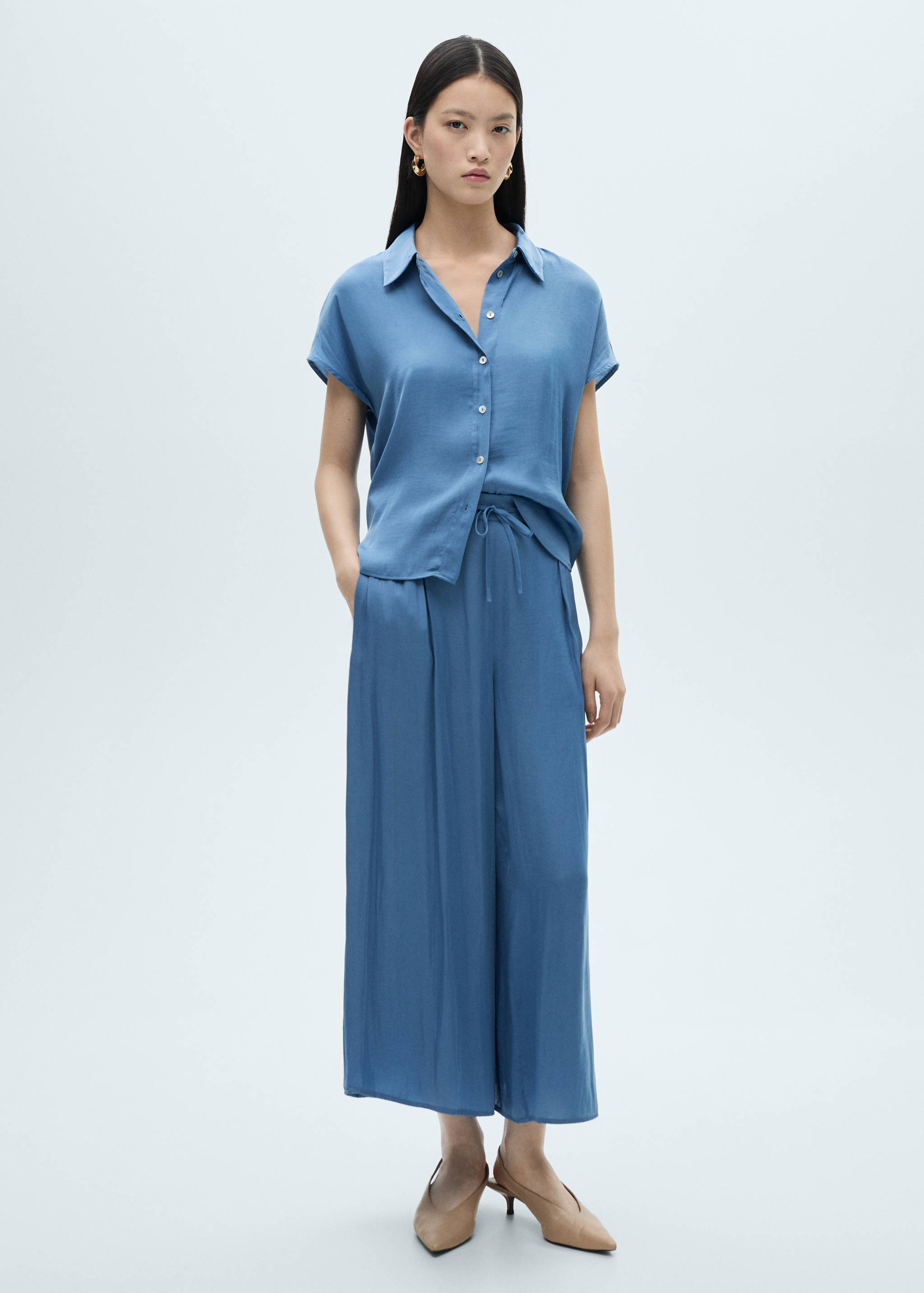 Атласная рубашка с короткими рукавами - Общий план