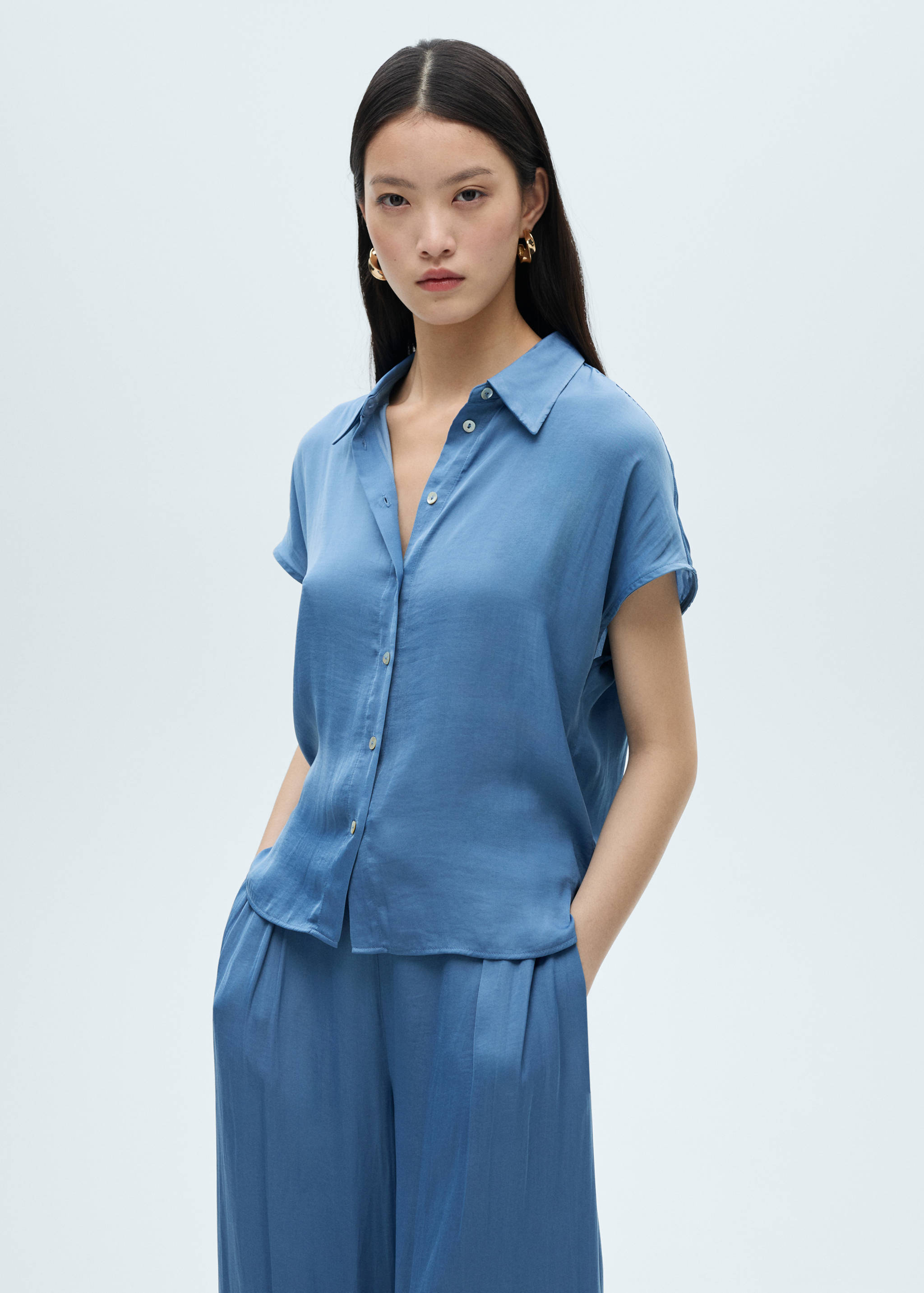 Атласная рубашка с короткими рукавами - Средний план